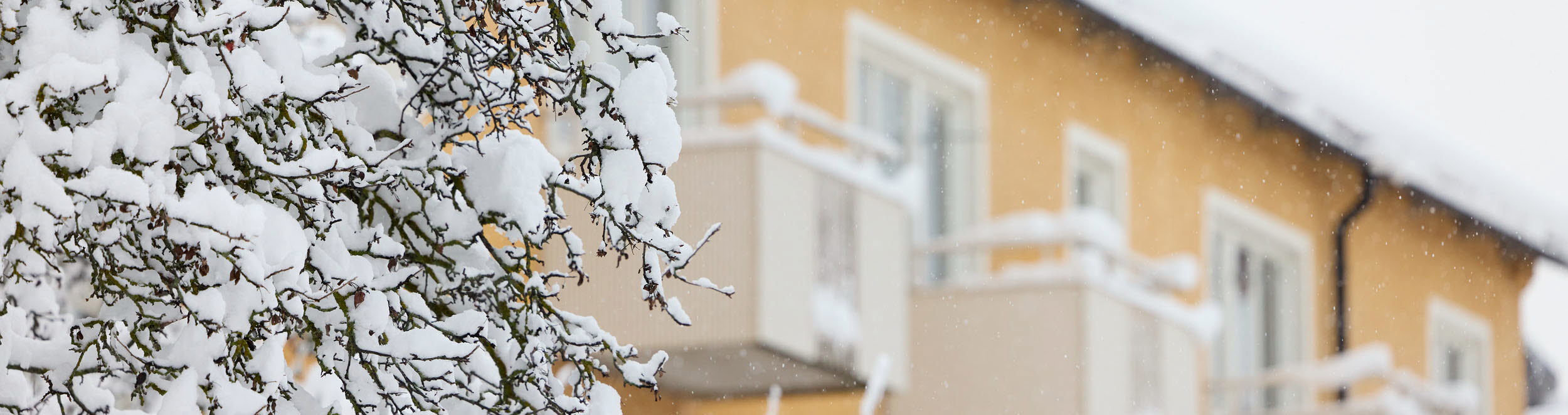 Ljusgult flerbostadshus.