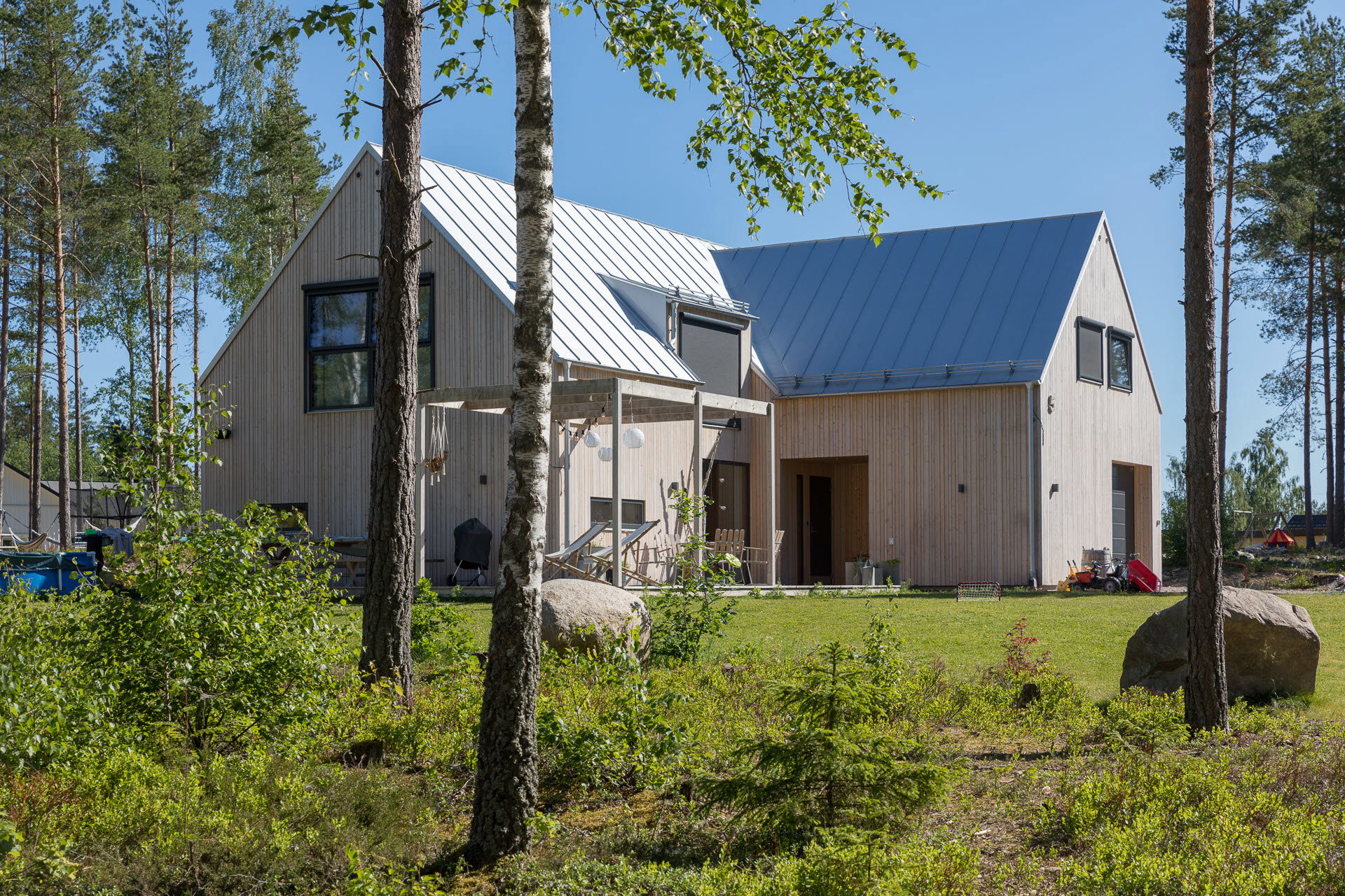 Foto på ny arkitektur på landsbygden.