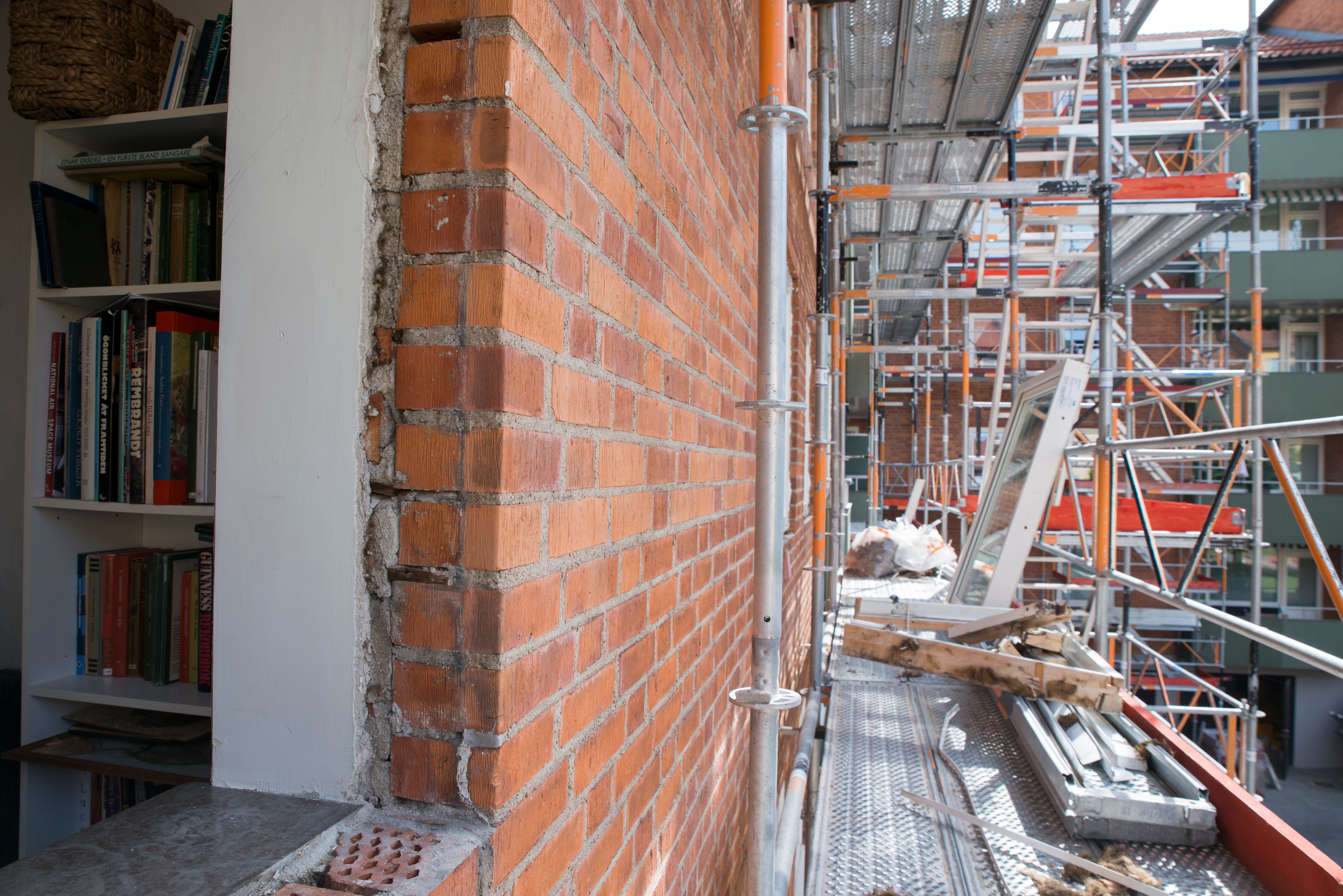 Foto av en byggnad som är under byggnation.