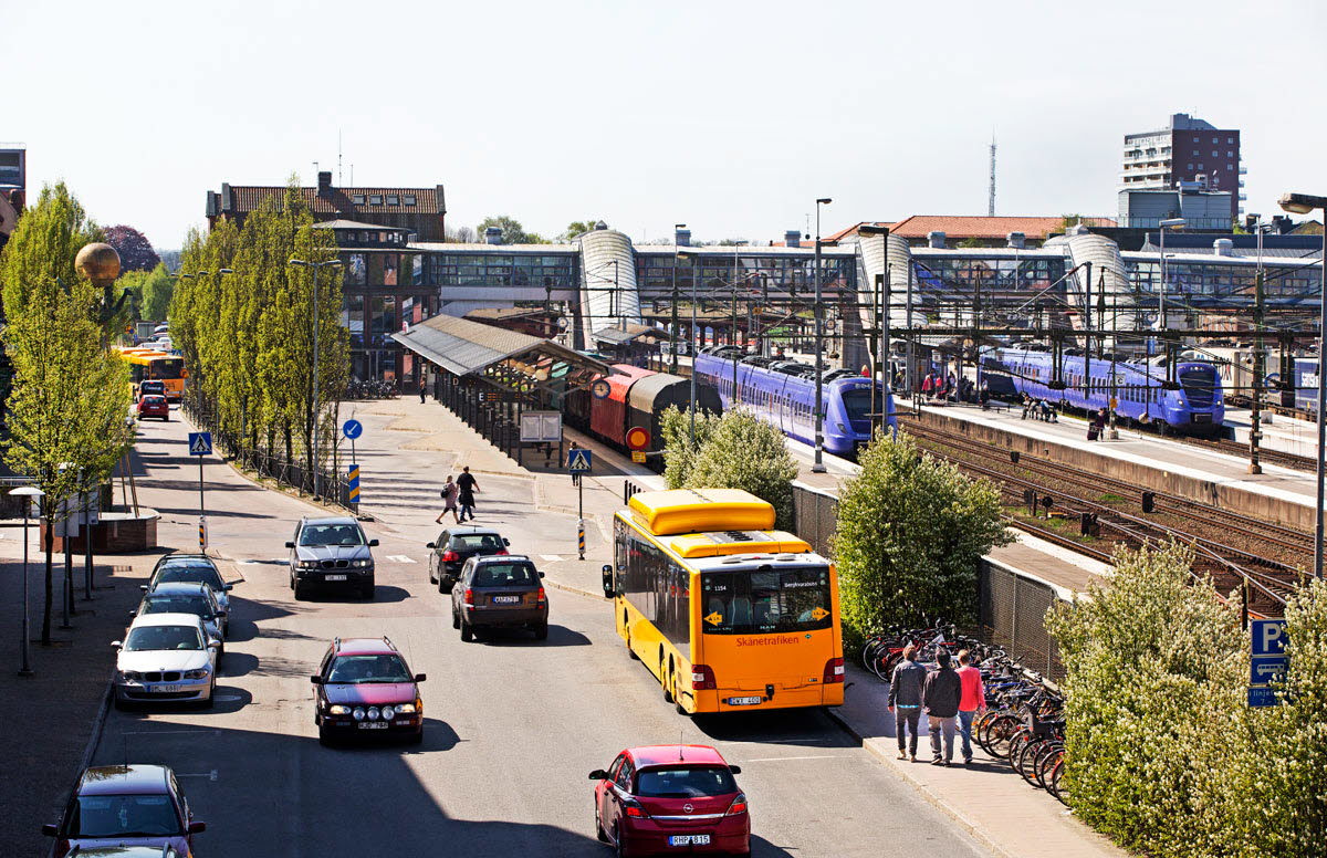 Buss, tåg och bilar vid järnvägsstationen i Hässleholm. Foto: Hans Ekestang