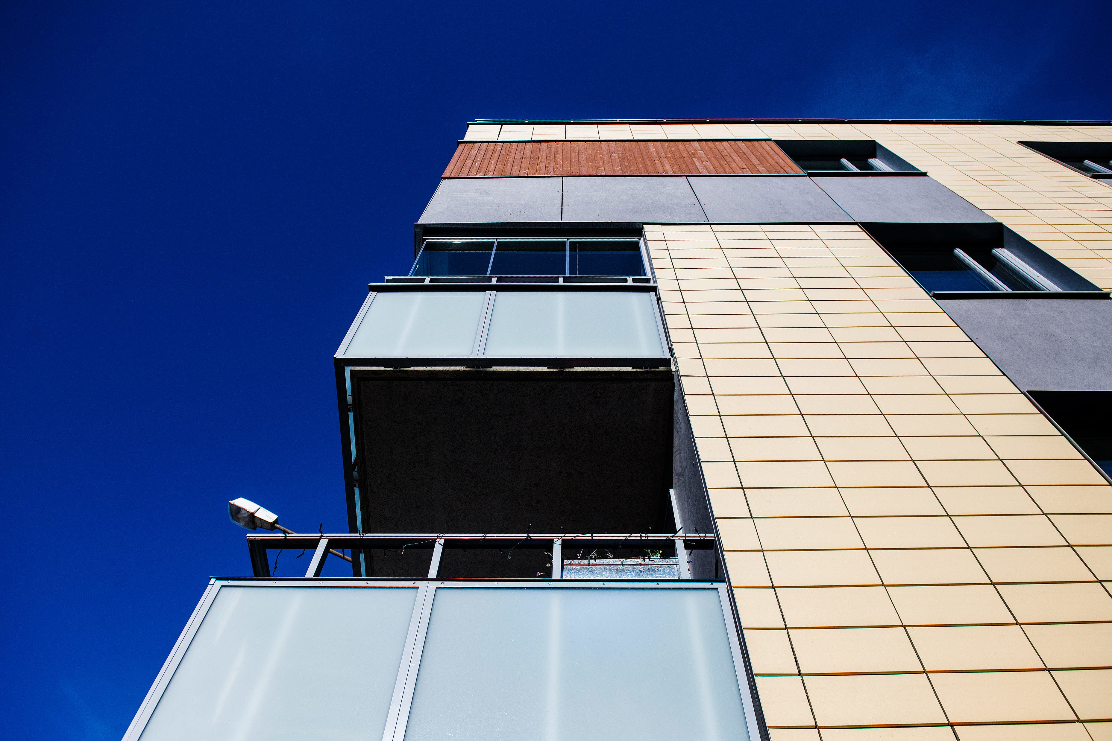 Foto på balkonger på ett flerbostadshus.