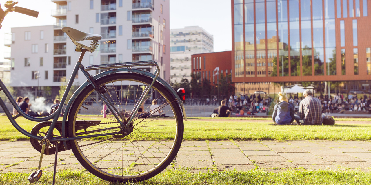 En cykel vid ett bostadsområde.