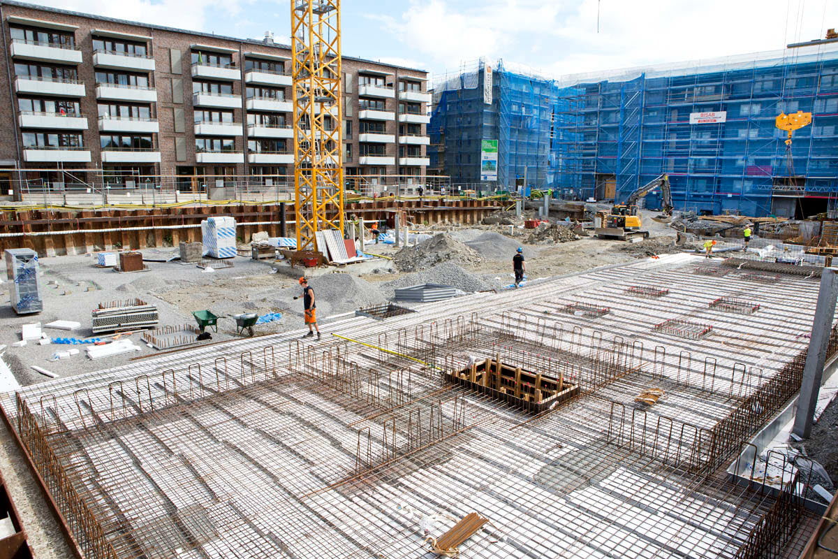 Byggarbetsplats  gjutning av grunden pågår.