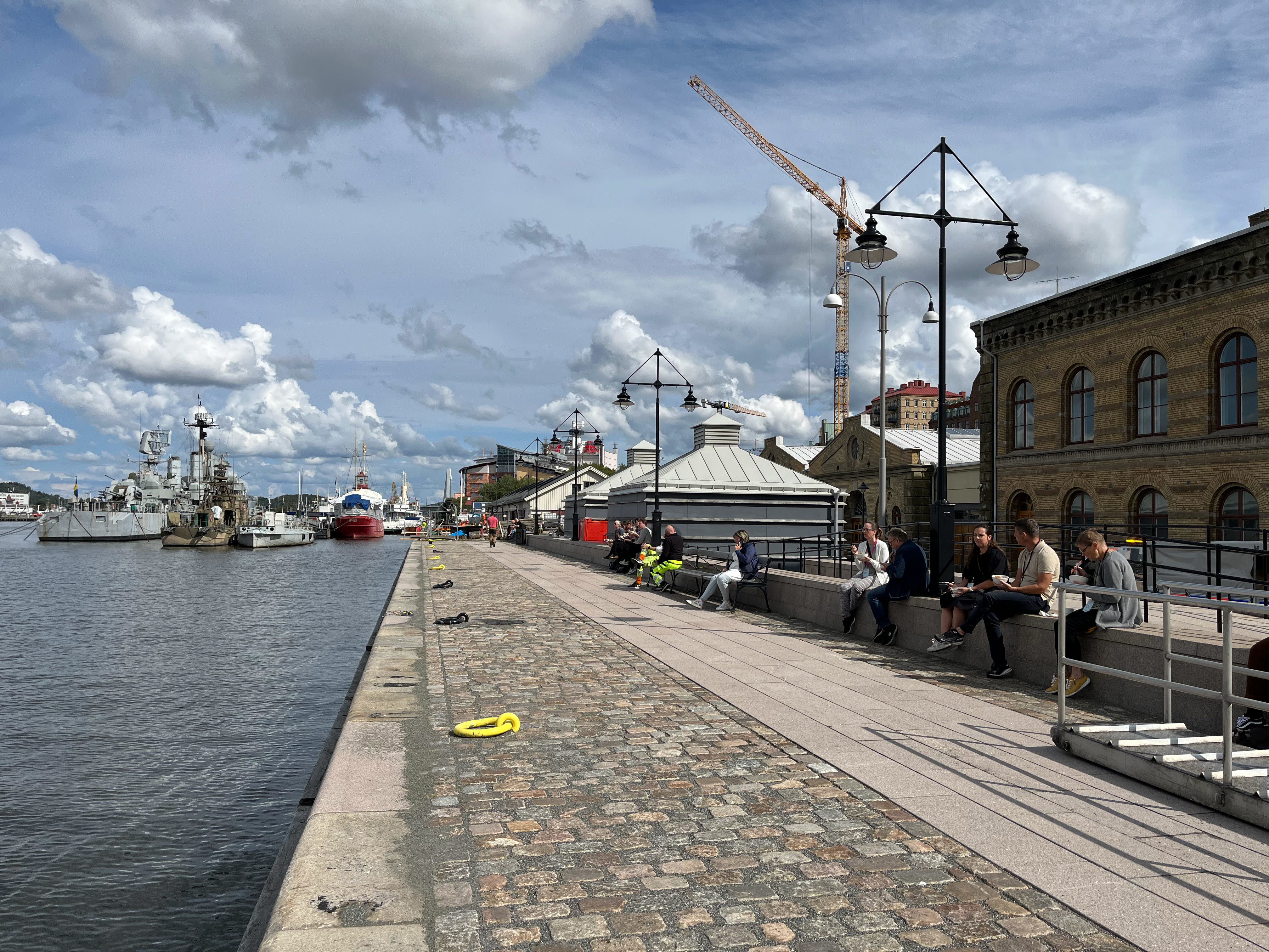 Stenlagd kaj vid Göta älv.