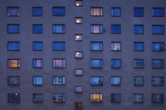 Husfasad med tända fönster