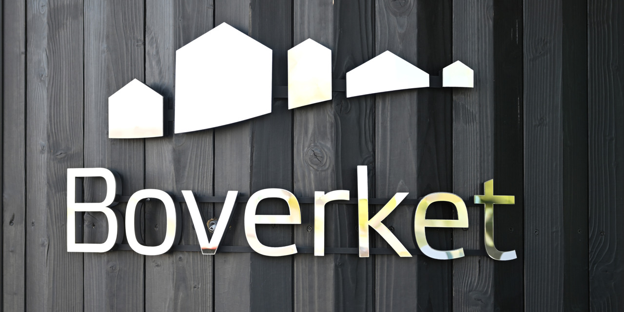 Boverkets logga på utsidan av byggnaden.