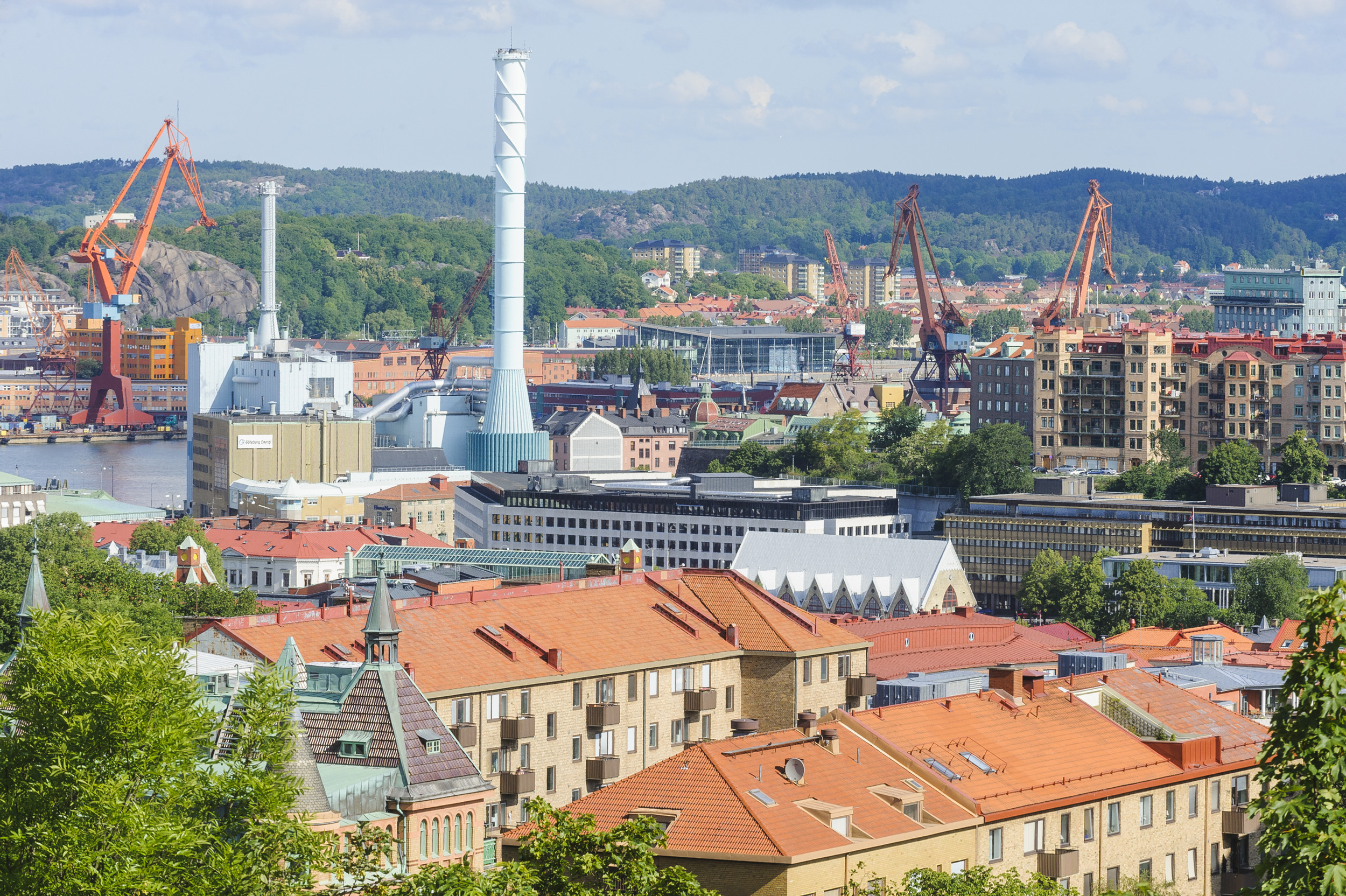 Stadsbild med tak i solsken.