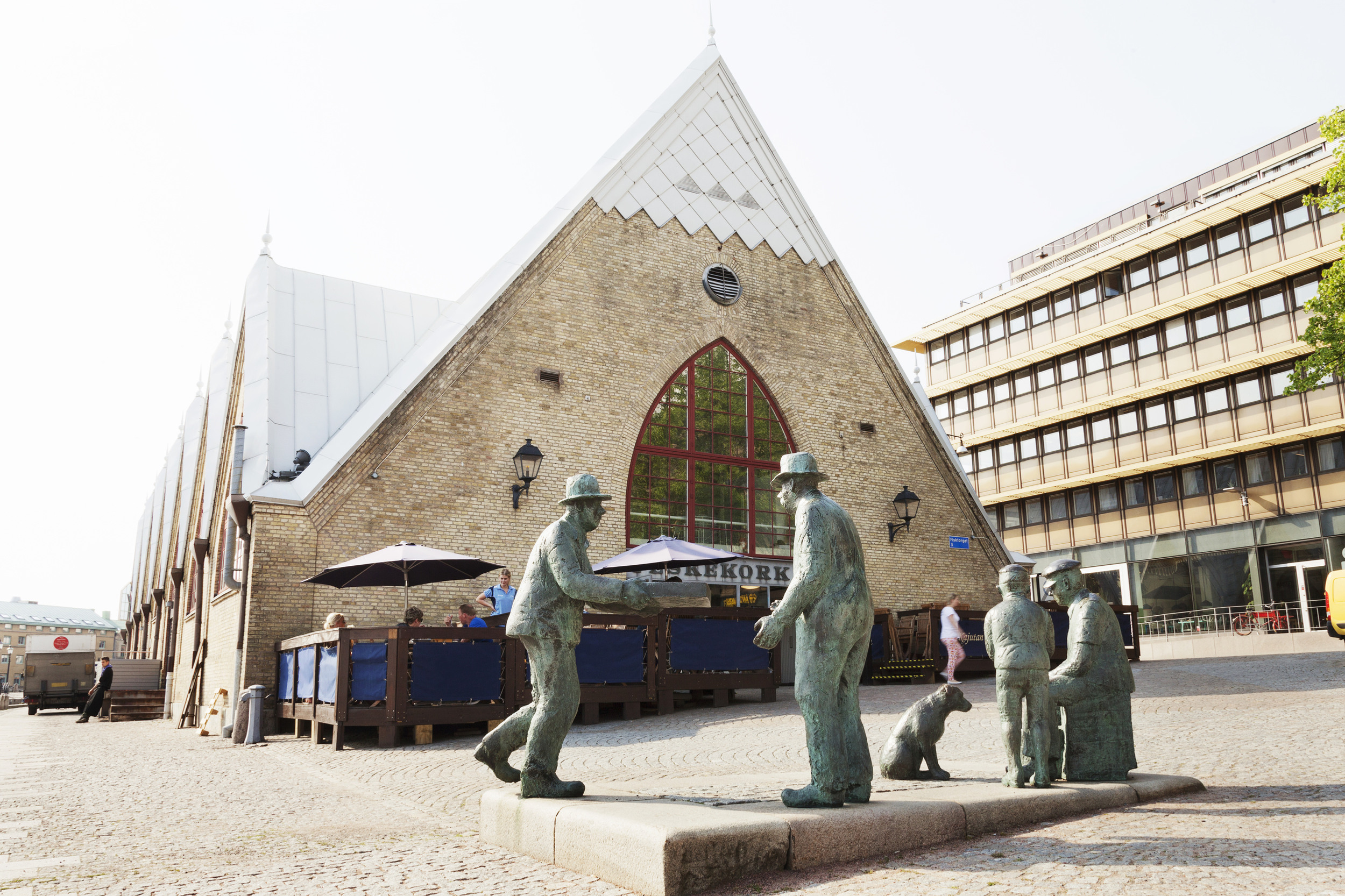 Två skulpturer som skakar hand framför Feskekyrkan i Göteborg.