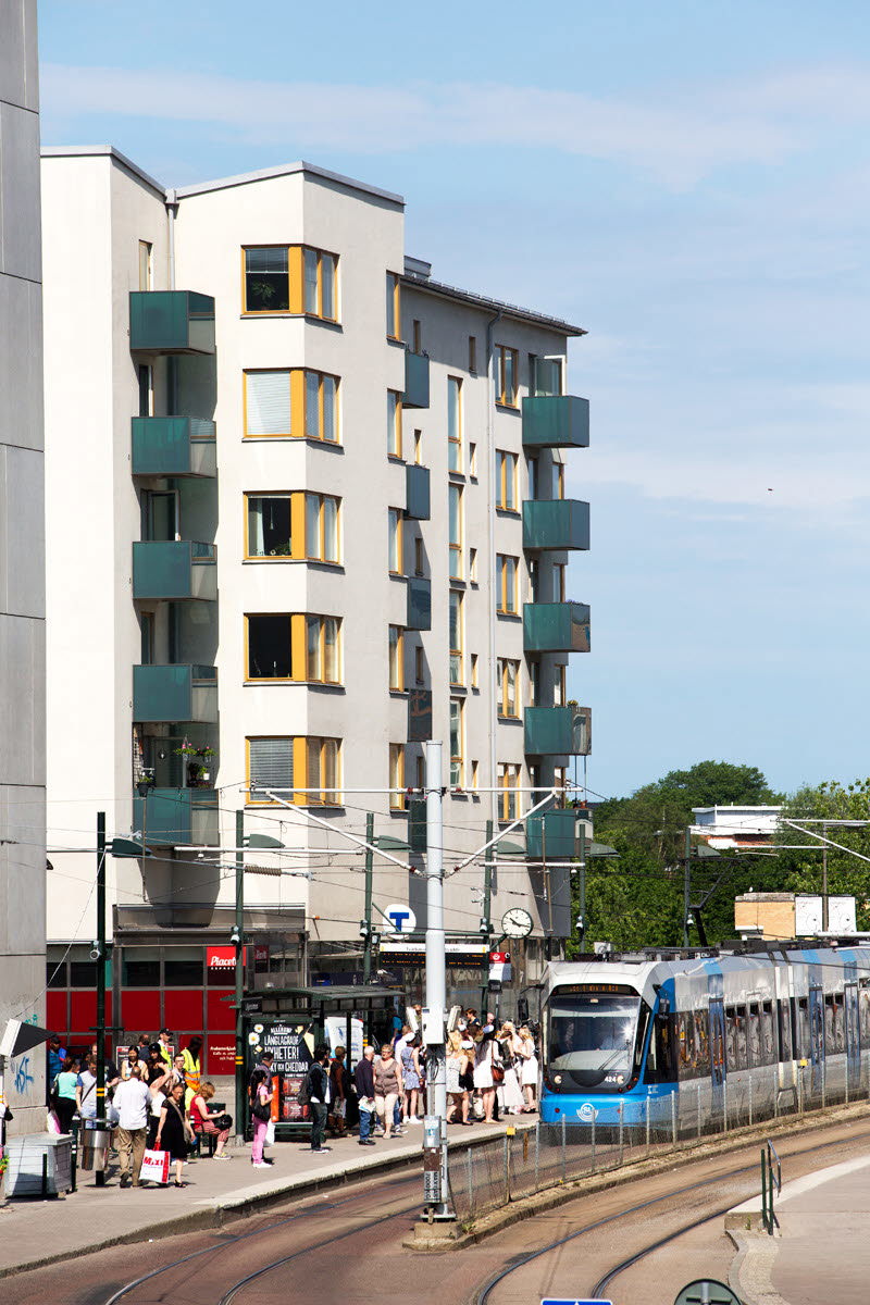 Foto av spårvagn i bostadsområde.