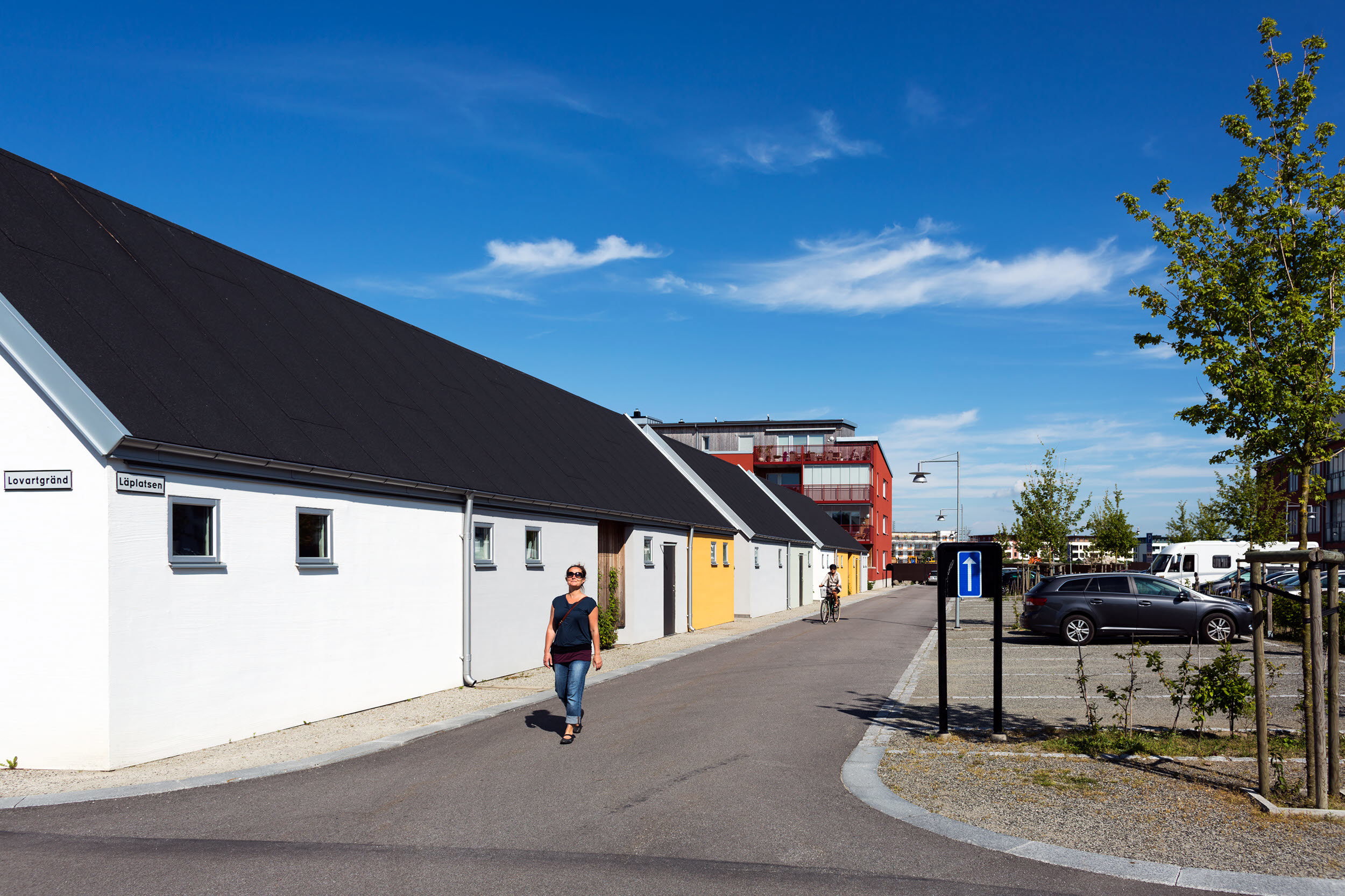 Person promenerar på en mindre gata.