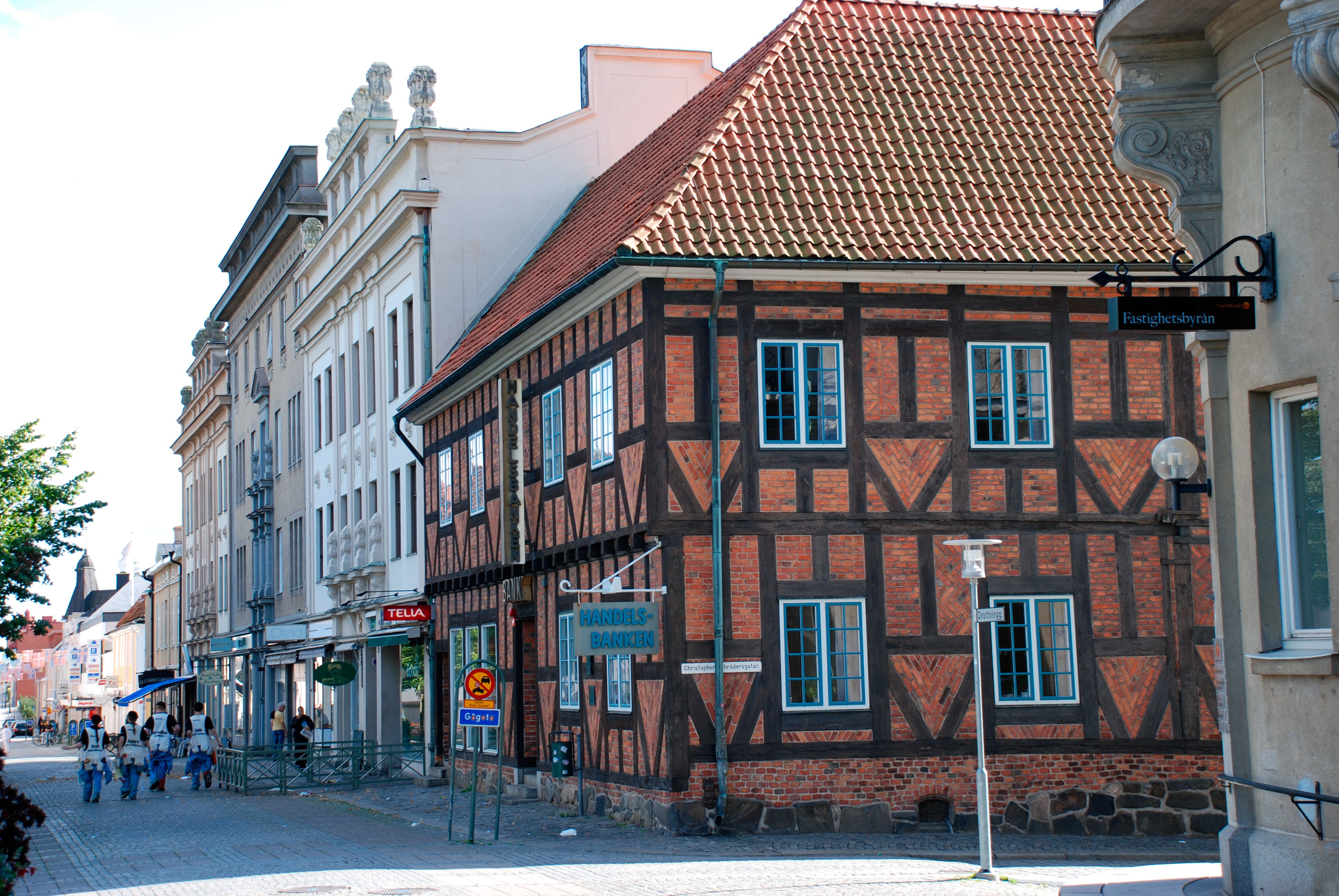 Foto på äldre korsvirkesbyggnad i stadsmiljö.