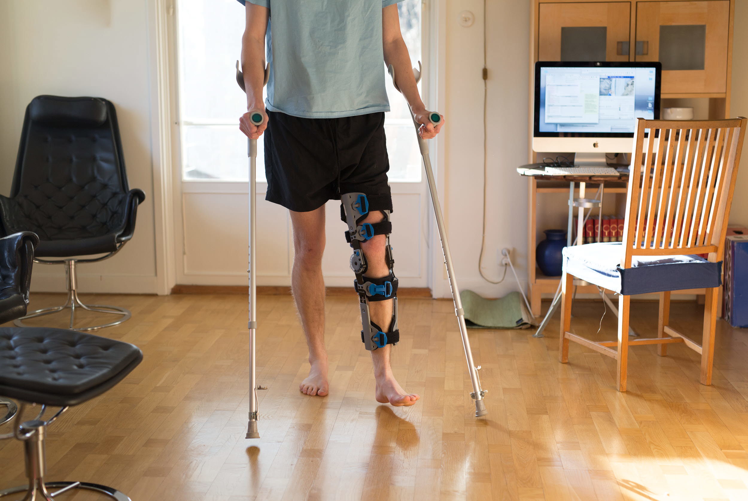 Person med kryckor inomhus. Foto: Tanja Metelitsa/Scandinav