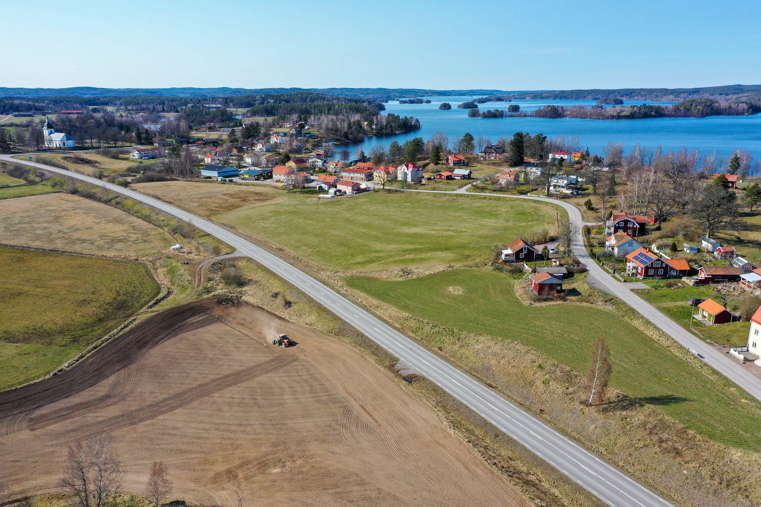 Foto av landsbygd med hav i bakgrunden.