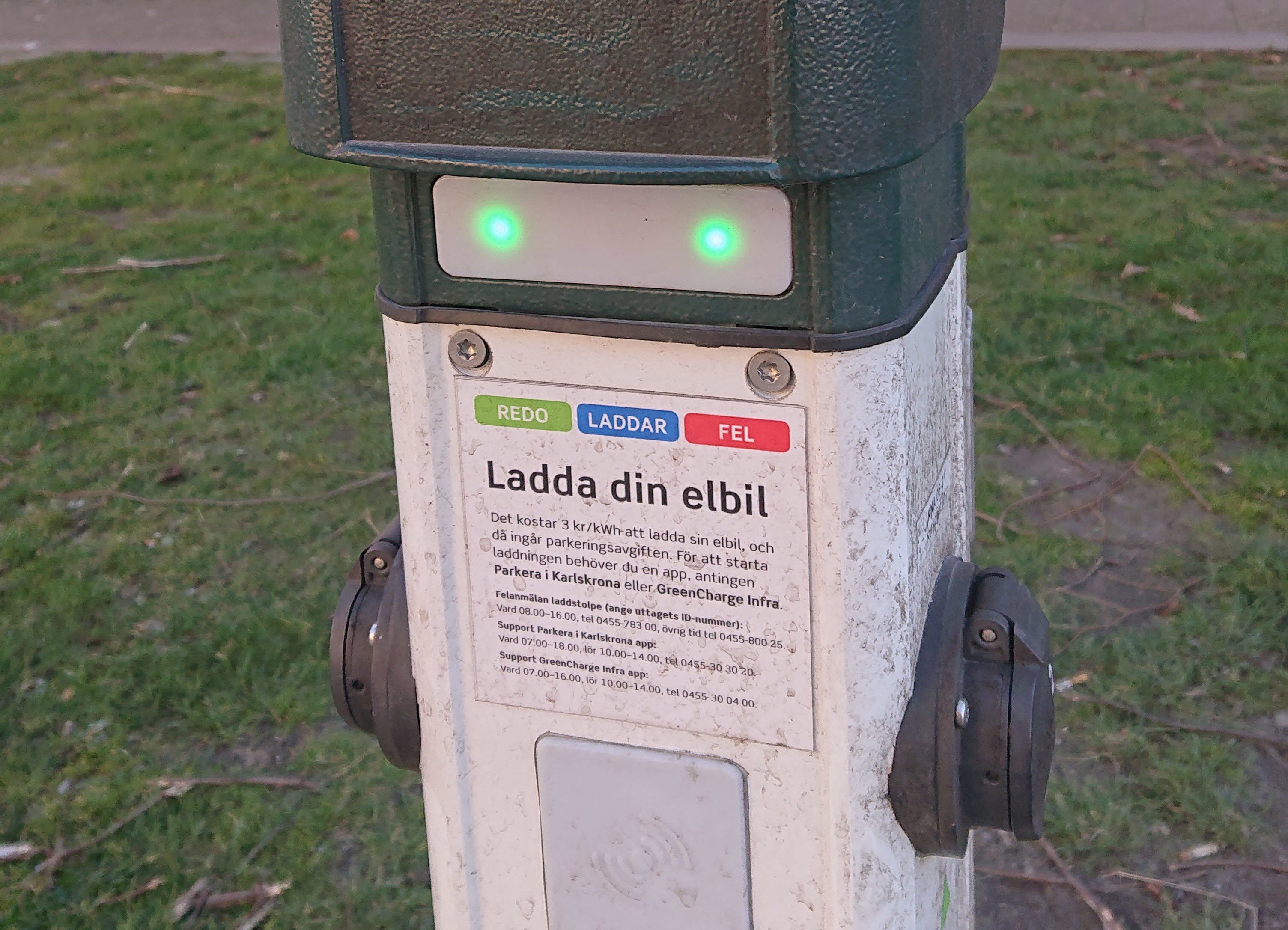 Bild på en laddstolpe till elfordon