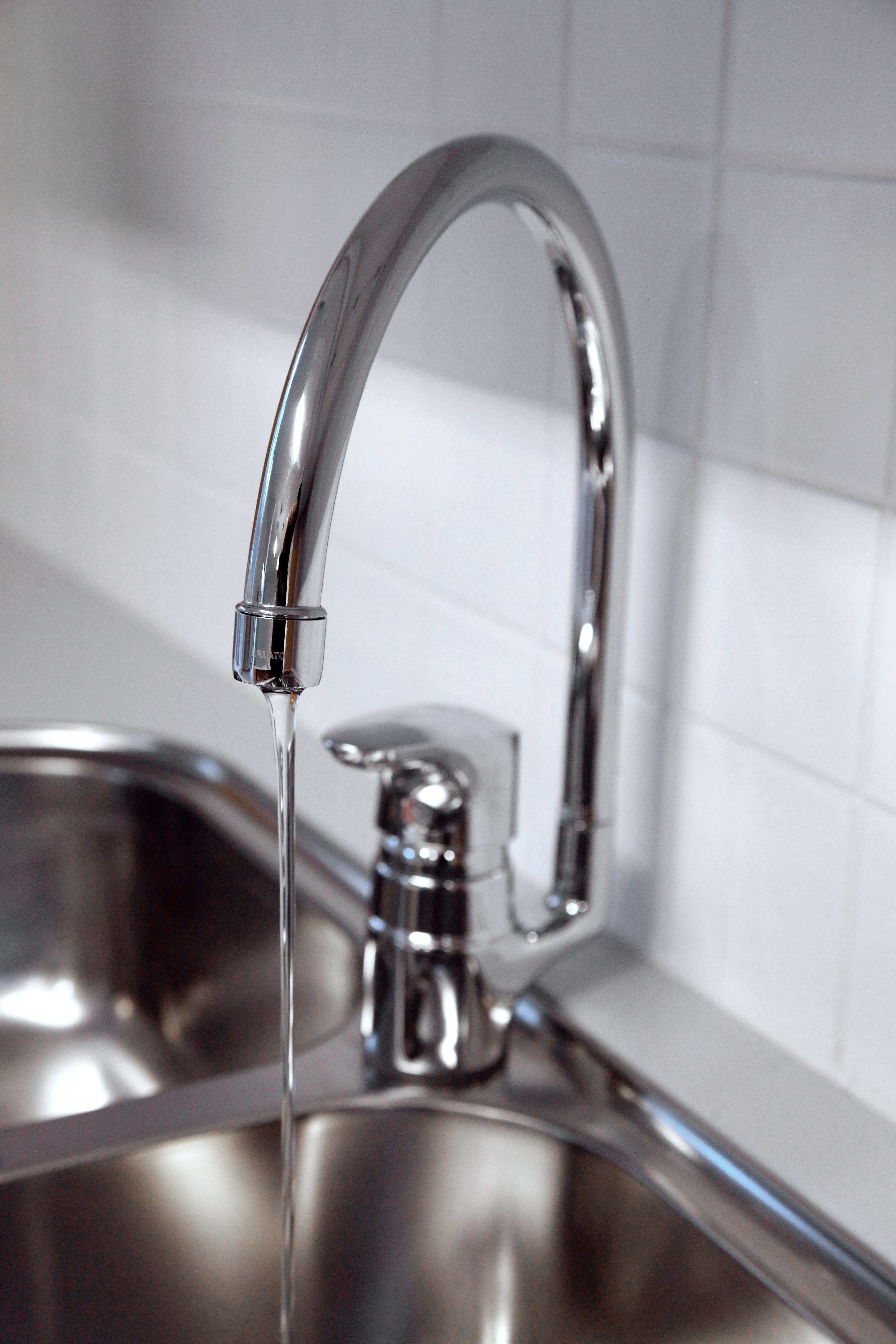 Vattenkran med rinnande vatten.