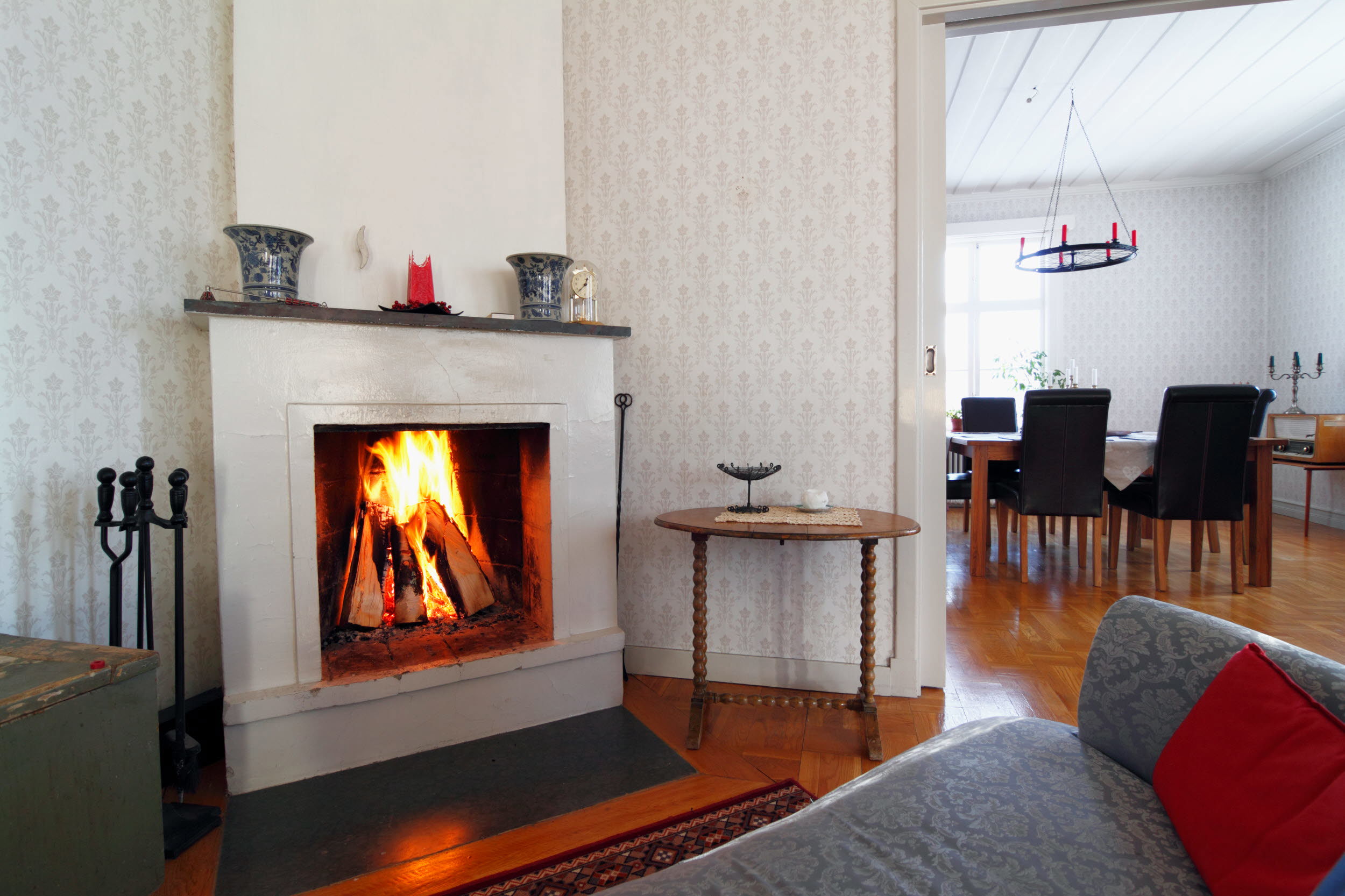 Foto på brasa i öppen spis.