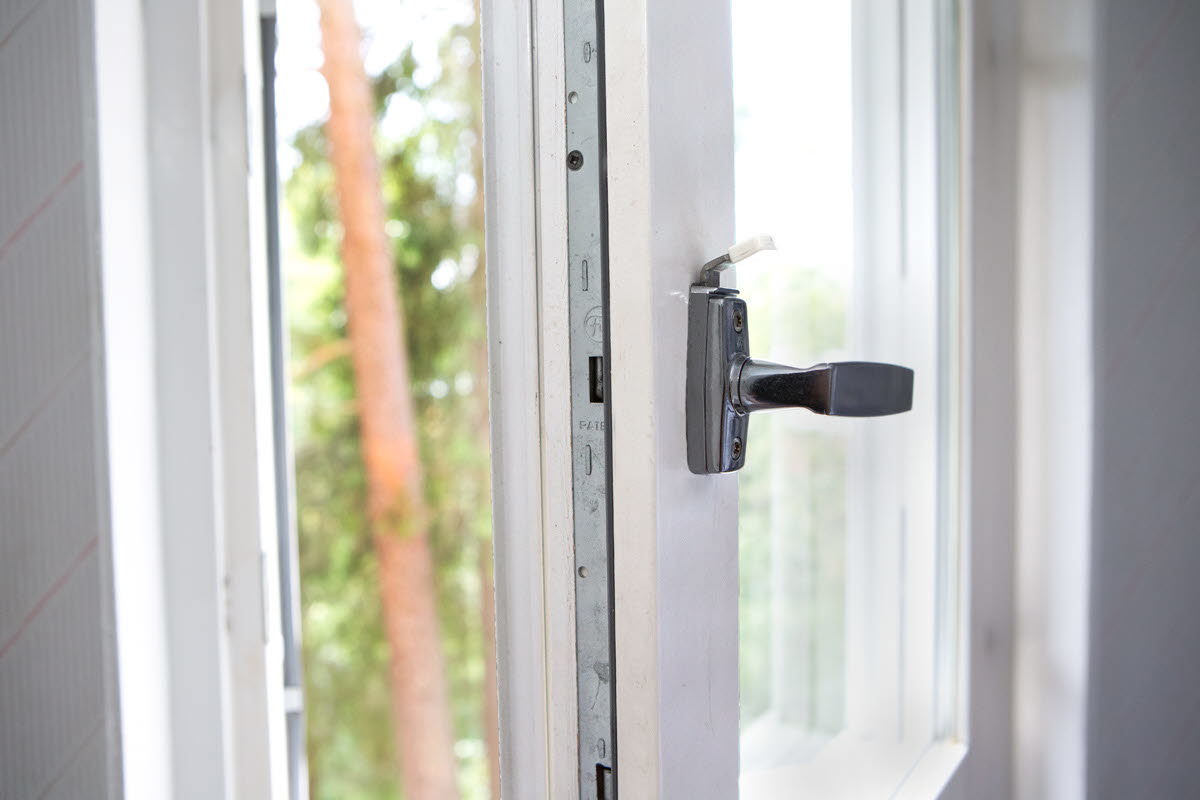 Närbild på dörrhandtag på öppen dörr