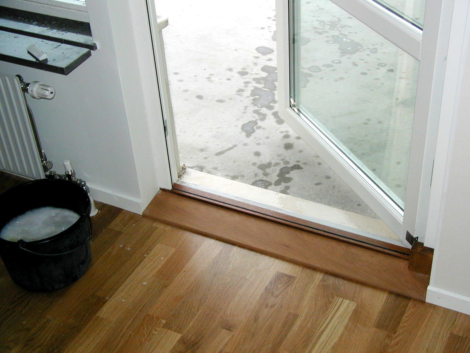 Bild på en öppen dörr ut mot uteplats.