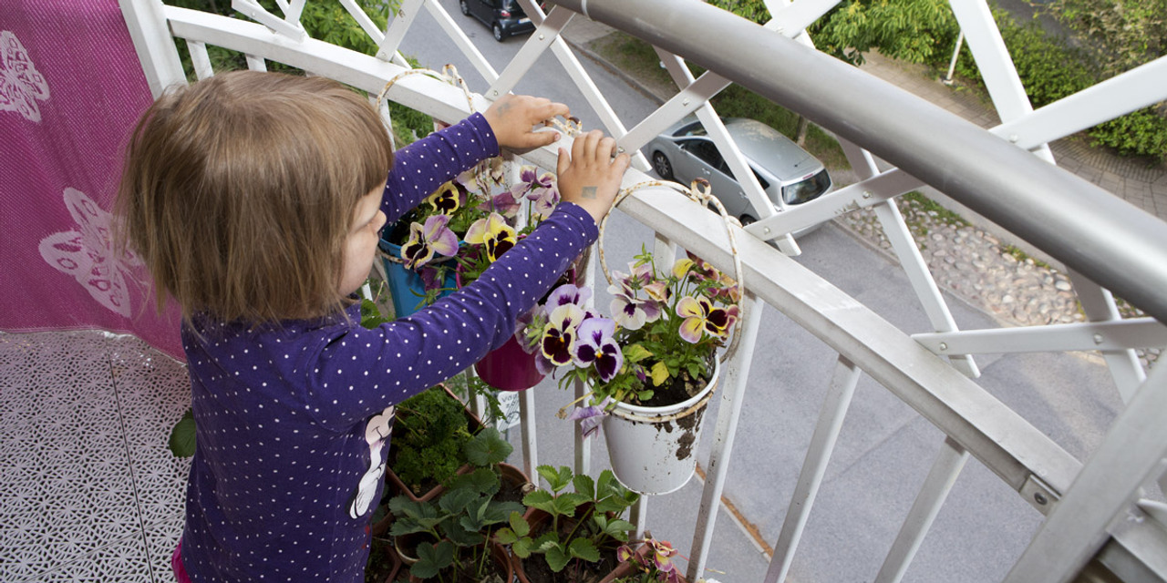 Barn på balkong. Foto: Hans Ekestang