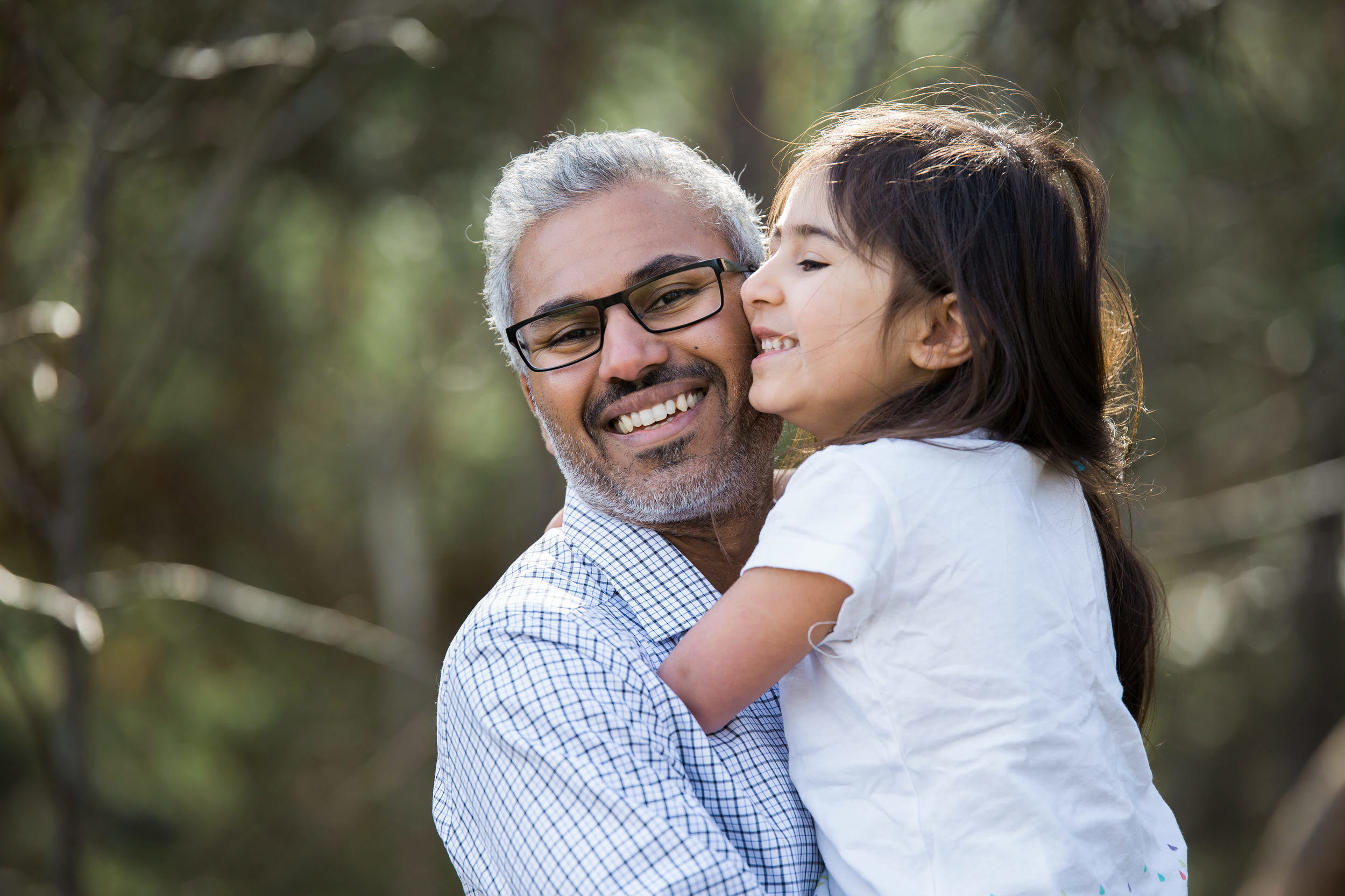En pappa och femåring dotter kramas kind mot kind. Foto: Scandinav bildbyrå/ Viktoria Henriksson
