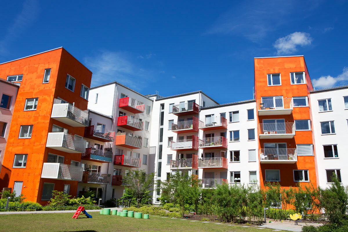 Innergård vid flerbostadshus.