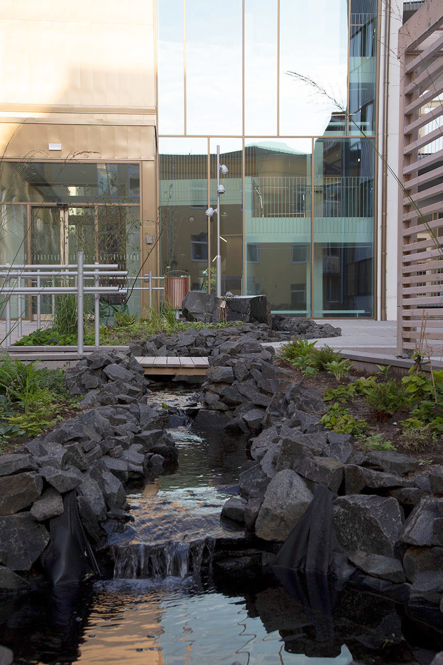 En trappa med vattenfall i en innegård. 