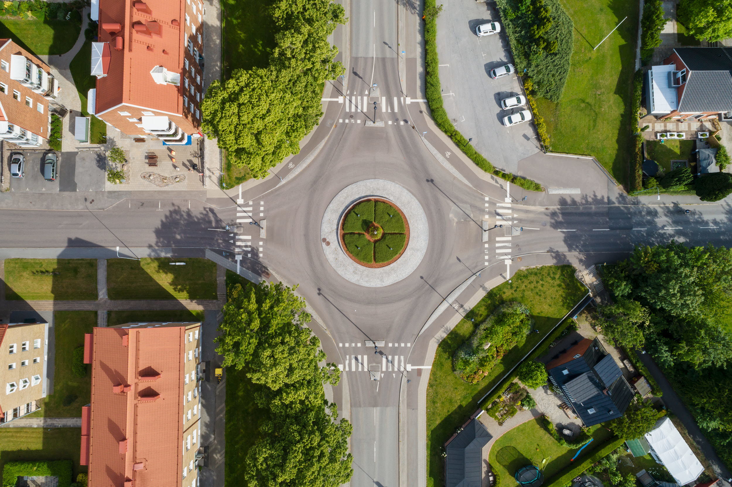 Flygfoto på ronell, grönytor och flerbostadshus.
