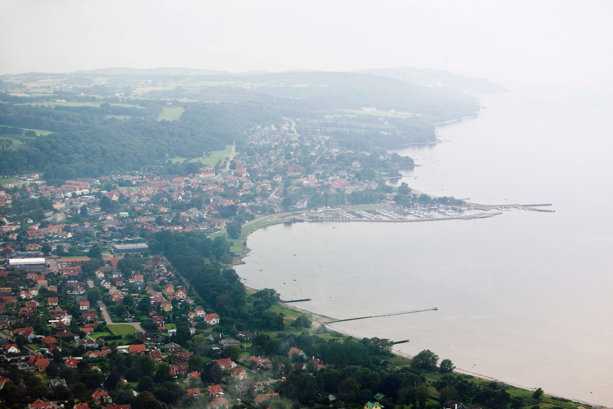 Flygbild över kuststräcka.