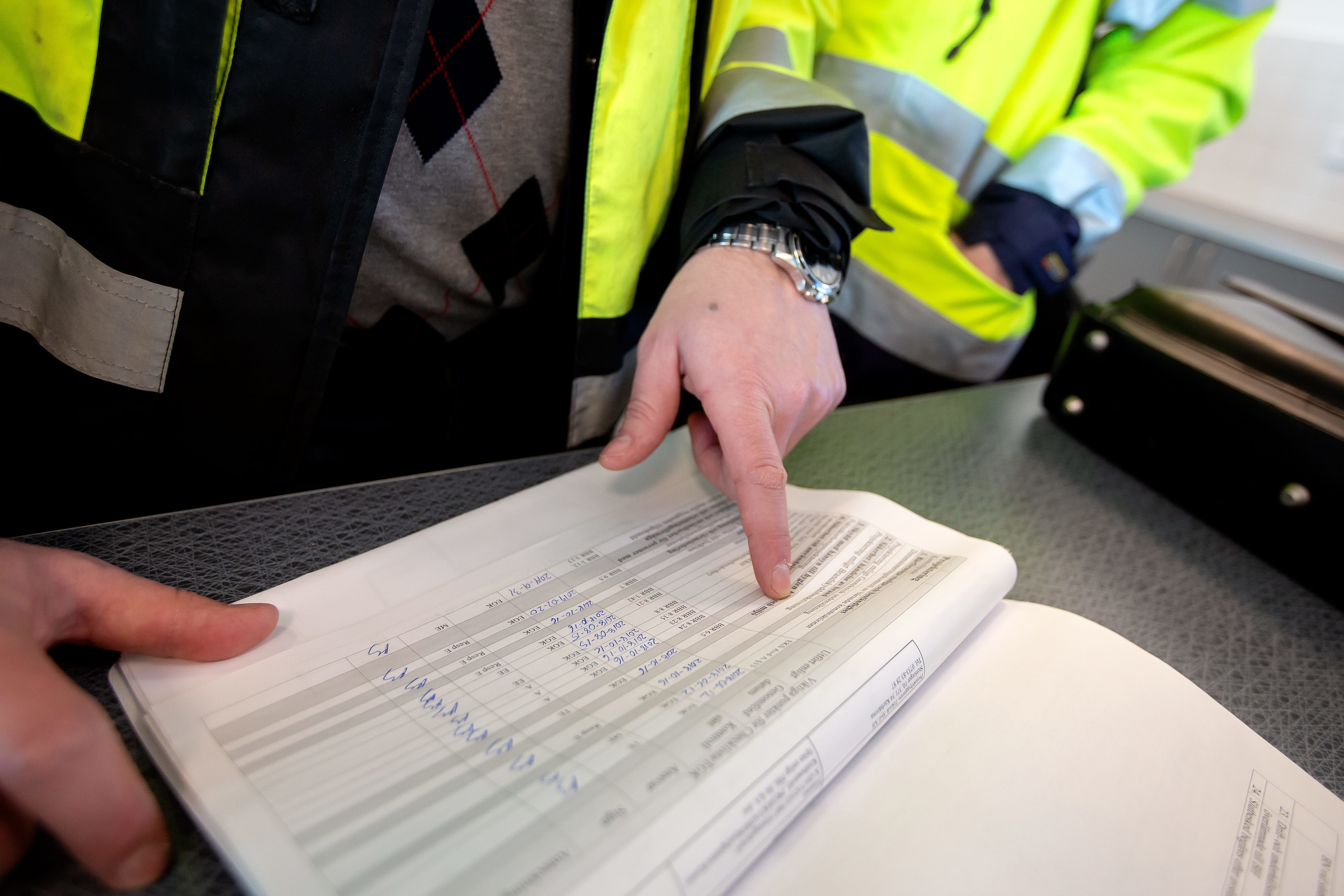 Någon läser på ett papper