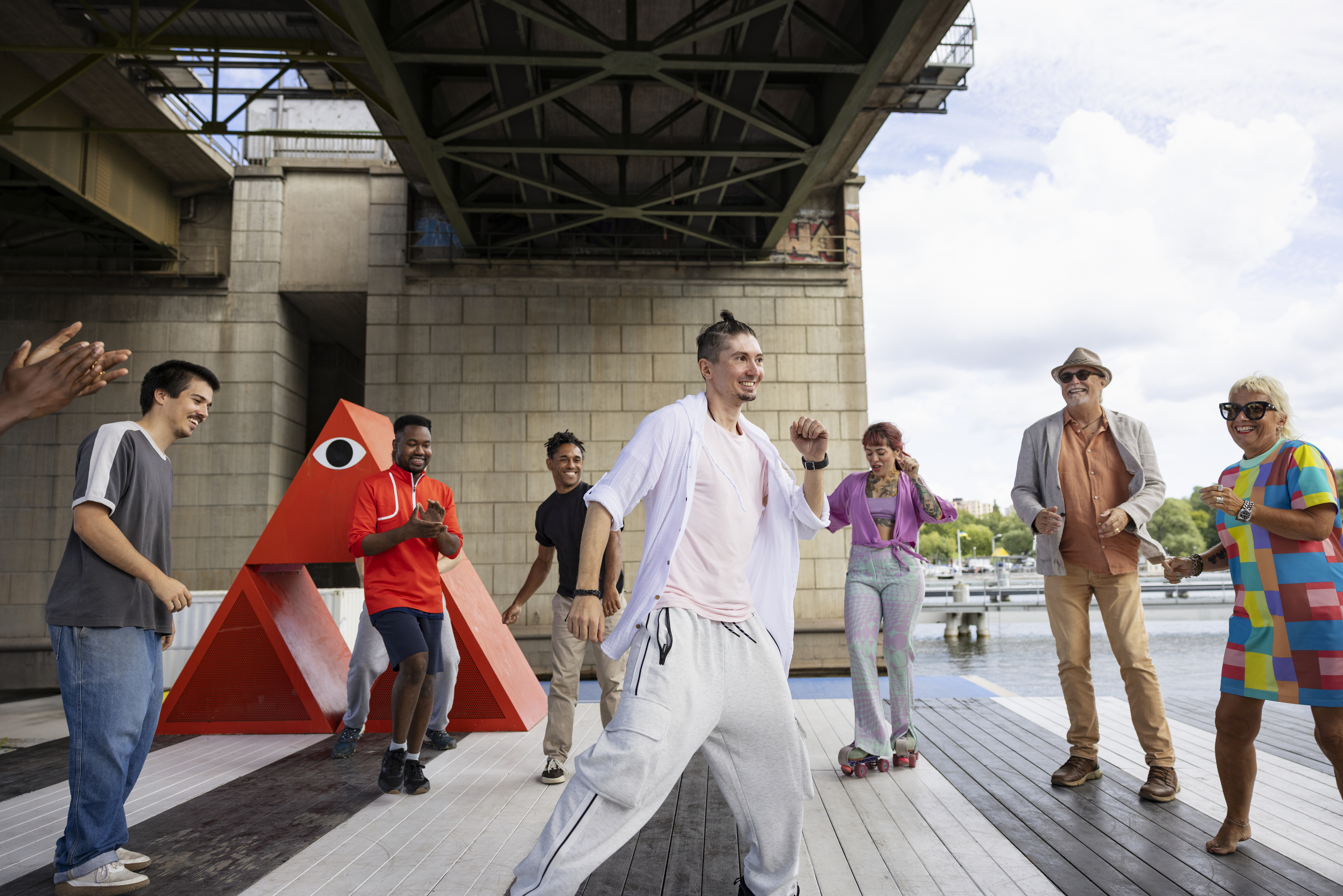 Grupp med personer som dansar tillsammans i en urban stadsmiljö.