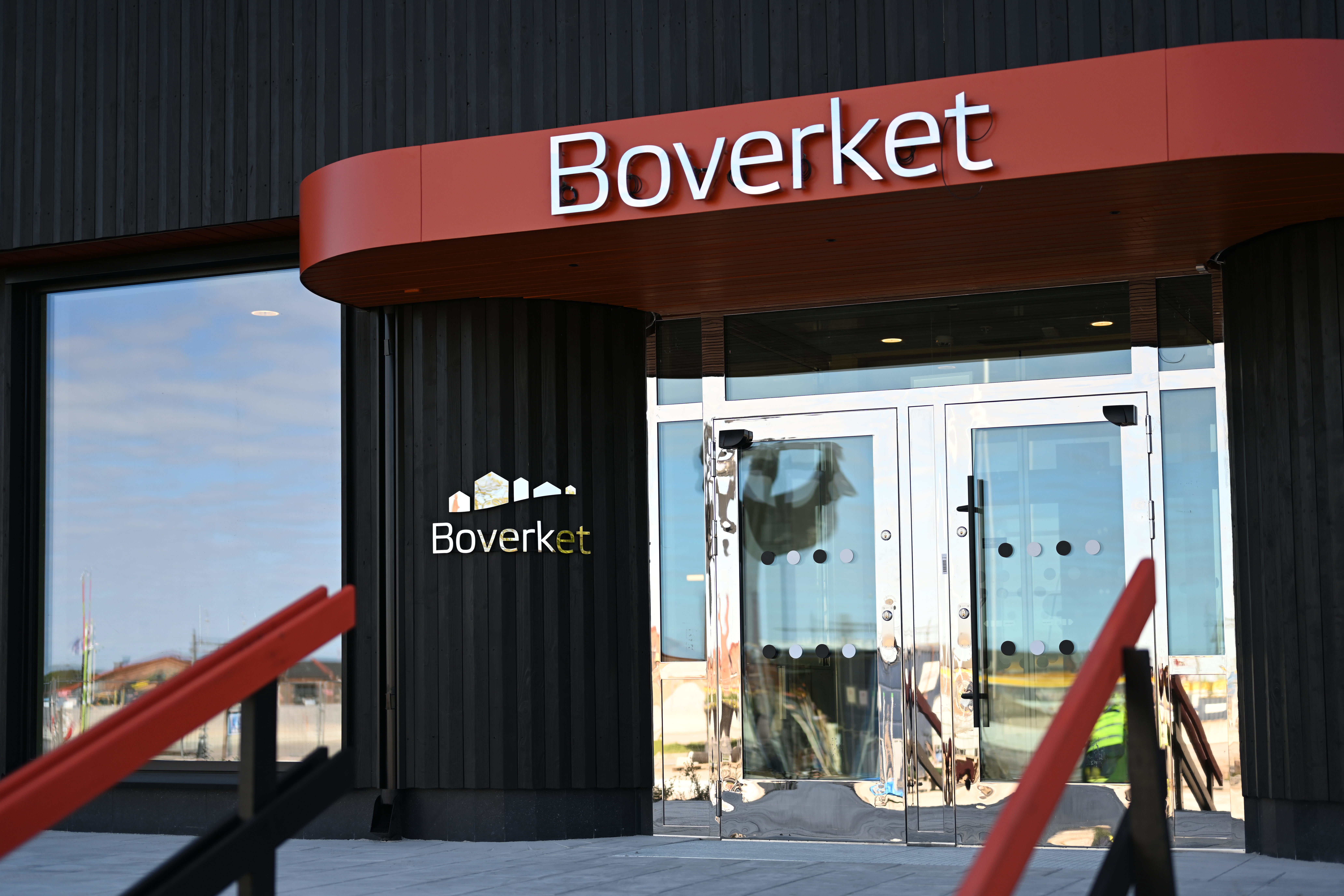 Entré med glasdörrar. Över dörrarna en skylt där det står Boverket.