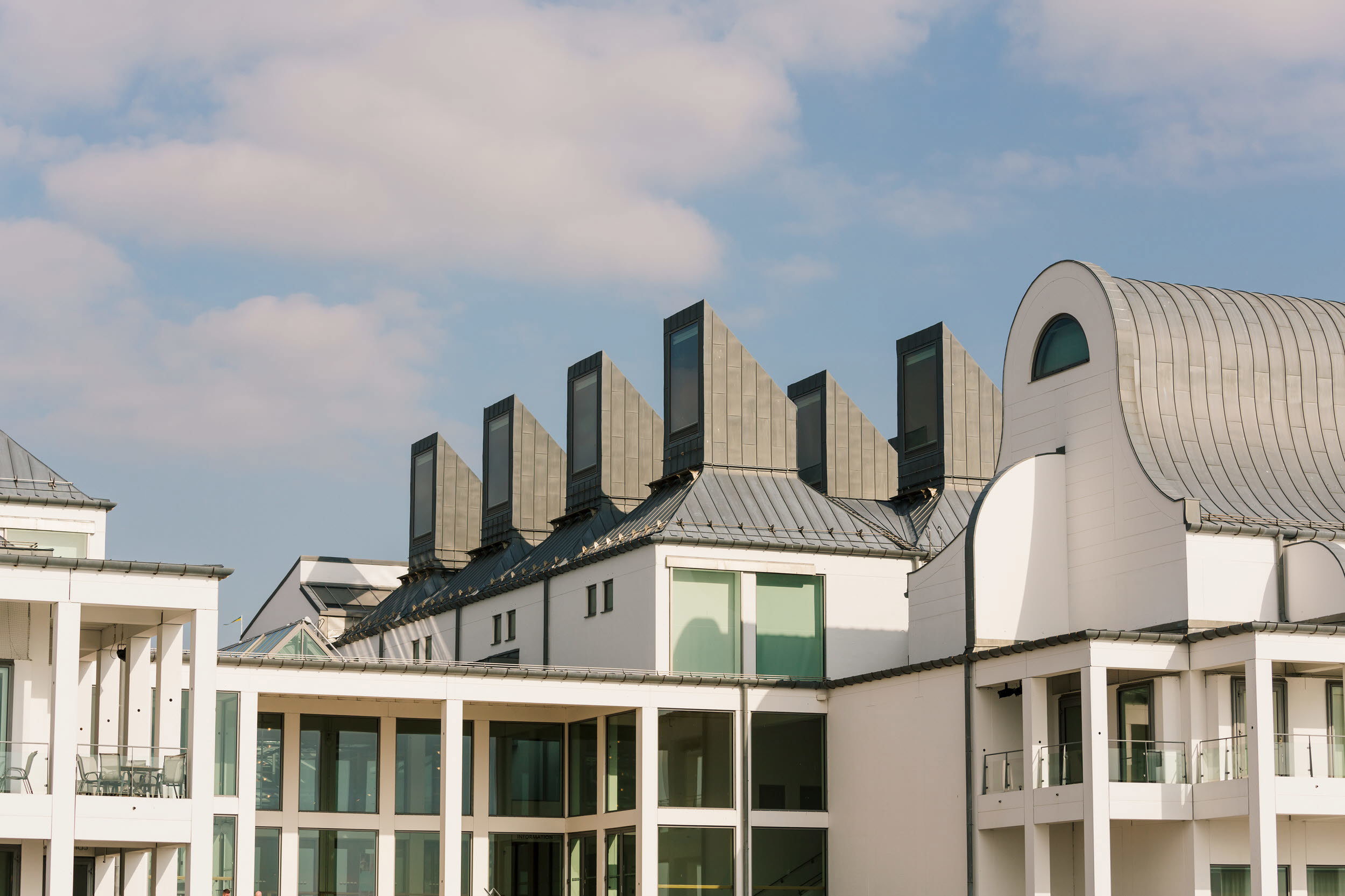 Tak på tre olika flerbostadshus med tre olika typer av tak och karaktär.