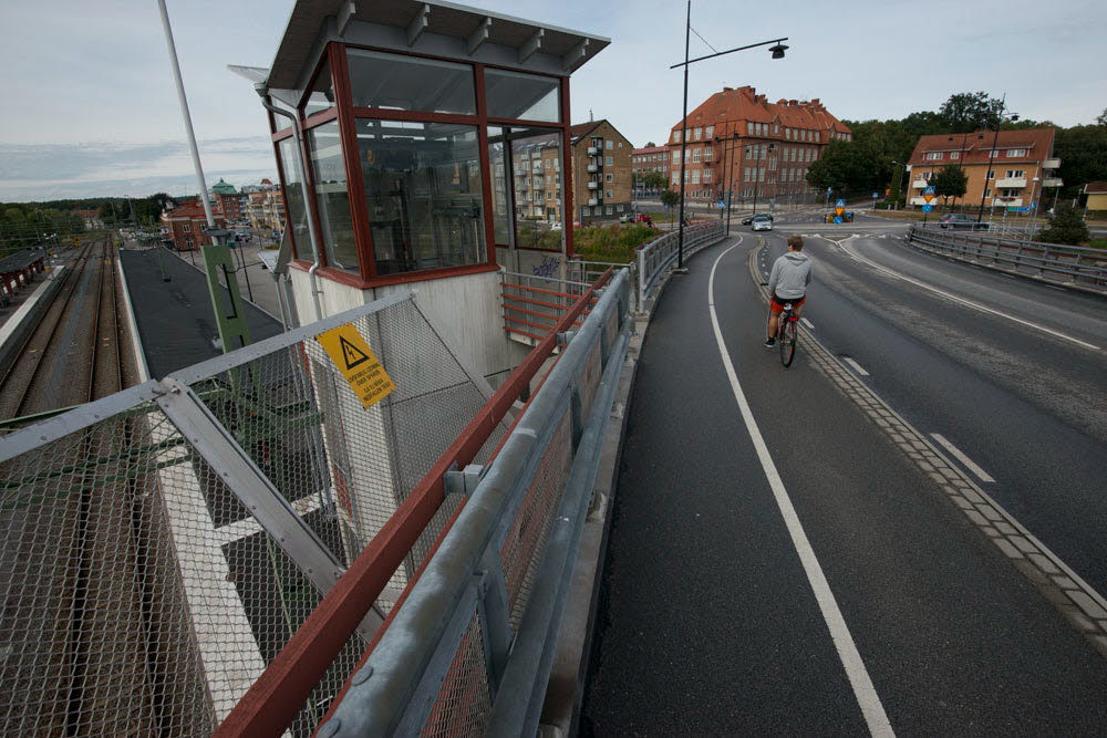Vägbro med nedfart till tågstation. Foto: Franz Feldmanis