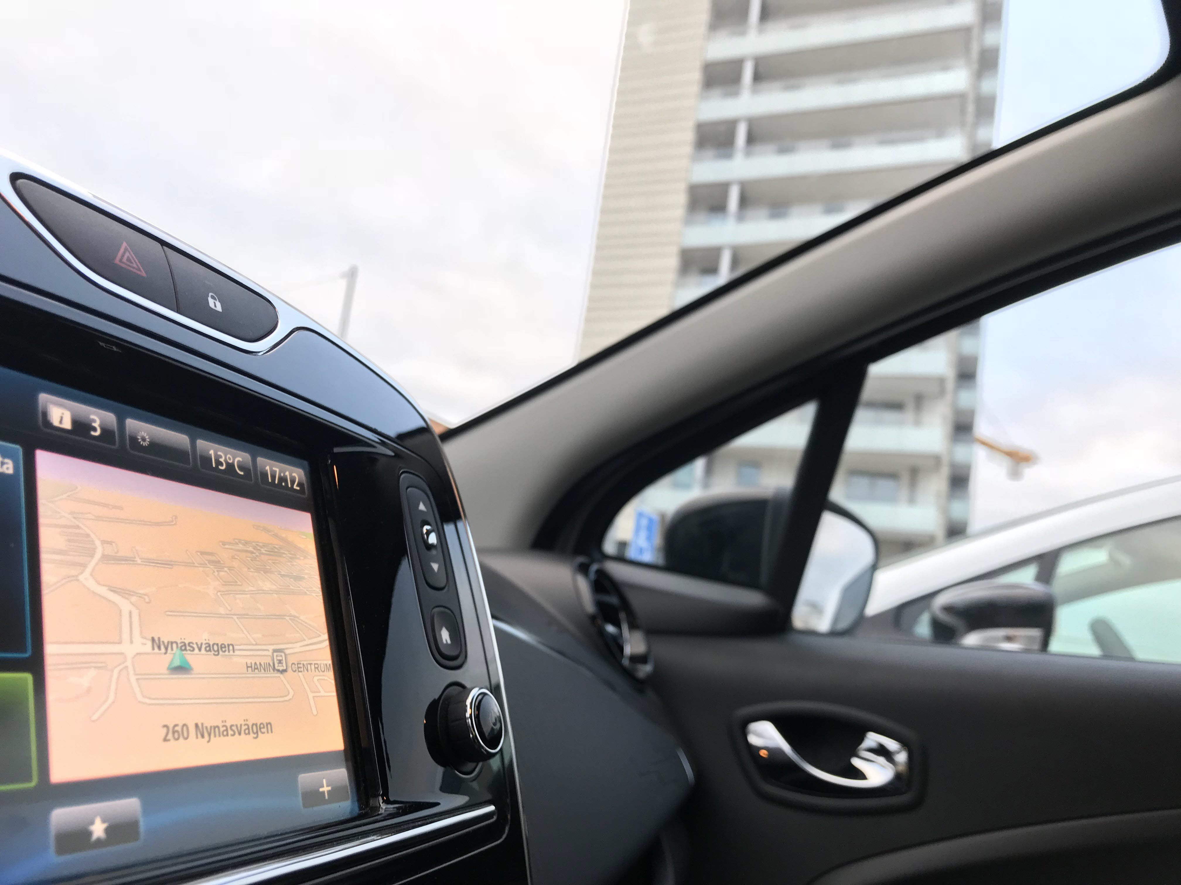 Foto som visar interiör för en av elbilarna som ingår i bilpoolen i Brf Blicken i Haninge. I bakgrunden ses bostadshus. 