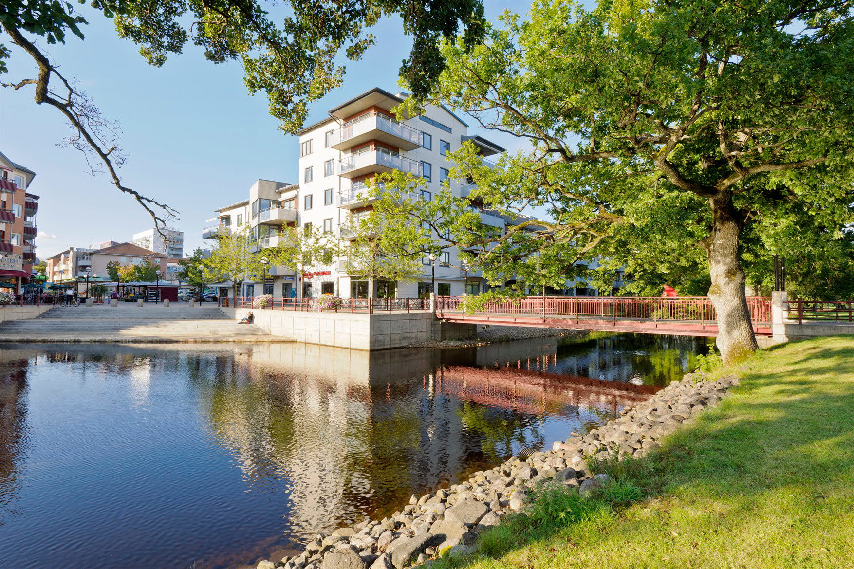 Vy med bostäder längs vattnet.