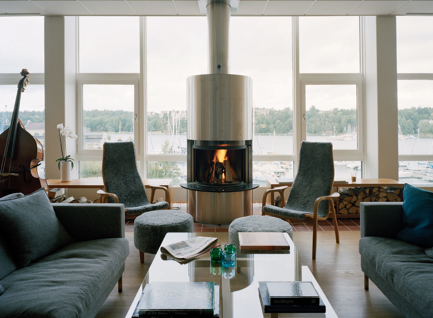 Öppen spis framför ett glasparti.