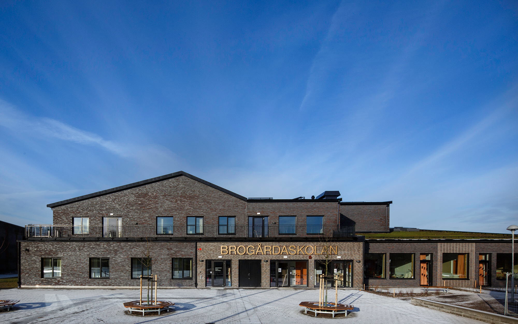 Skolans huvudentré med en anslutande entréplats