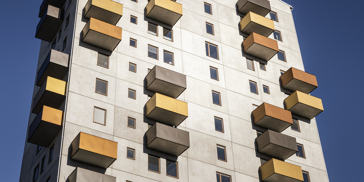 Husfasad med balkonger och fönster