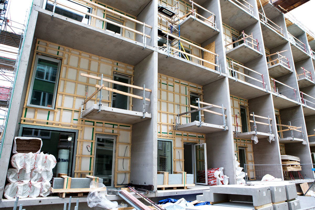 Ett flerbostadshus håller på att byggas.