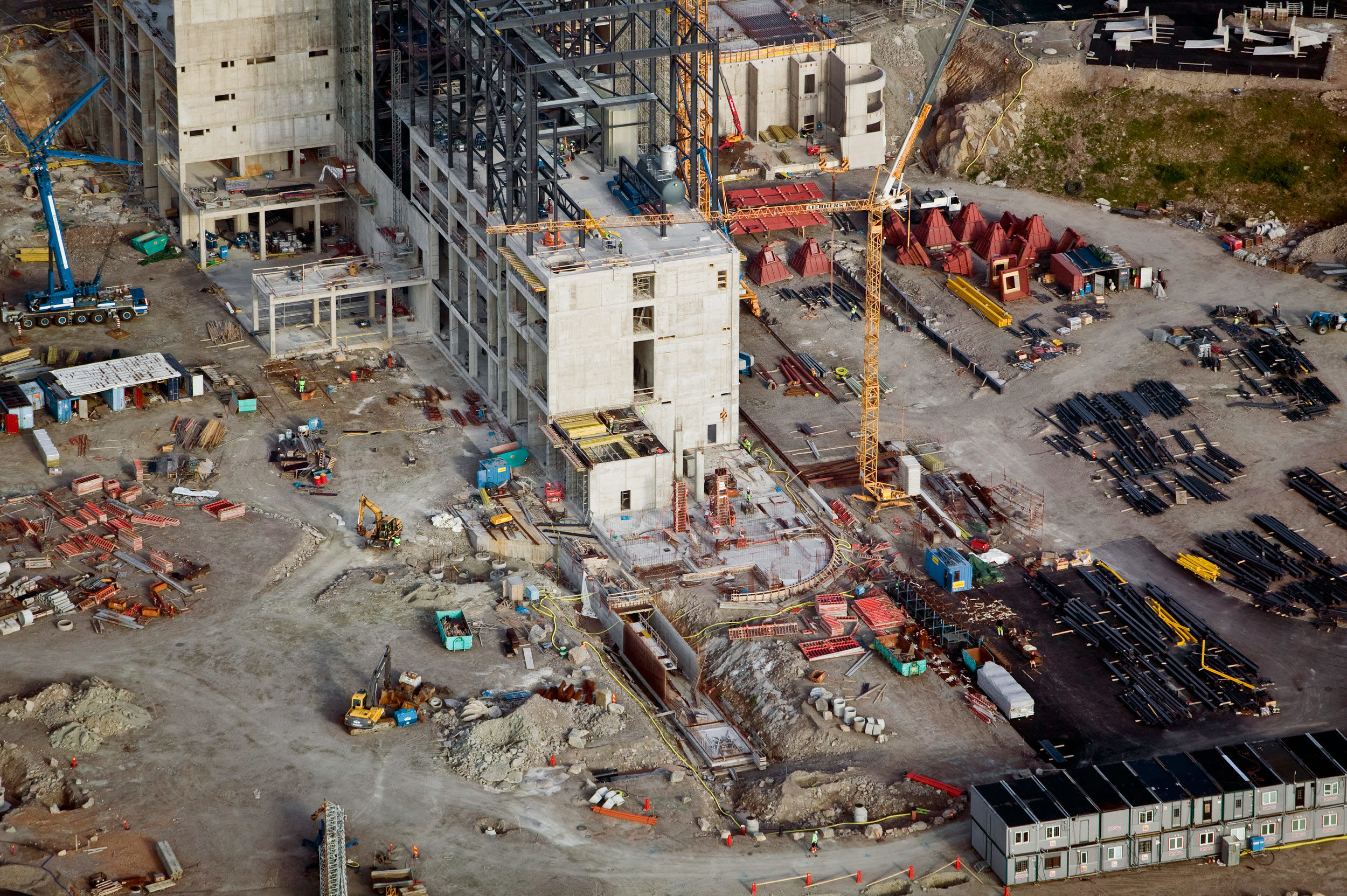Flygfoto över byggarbetsplats.