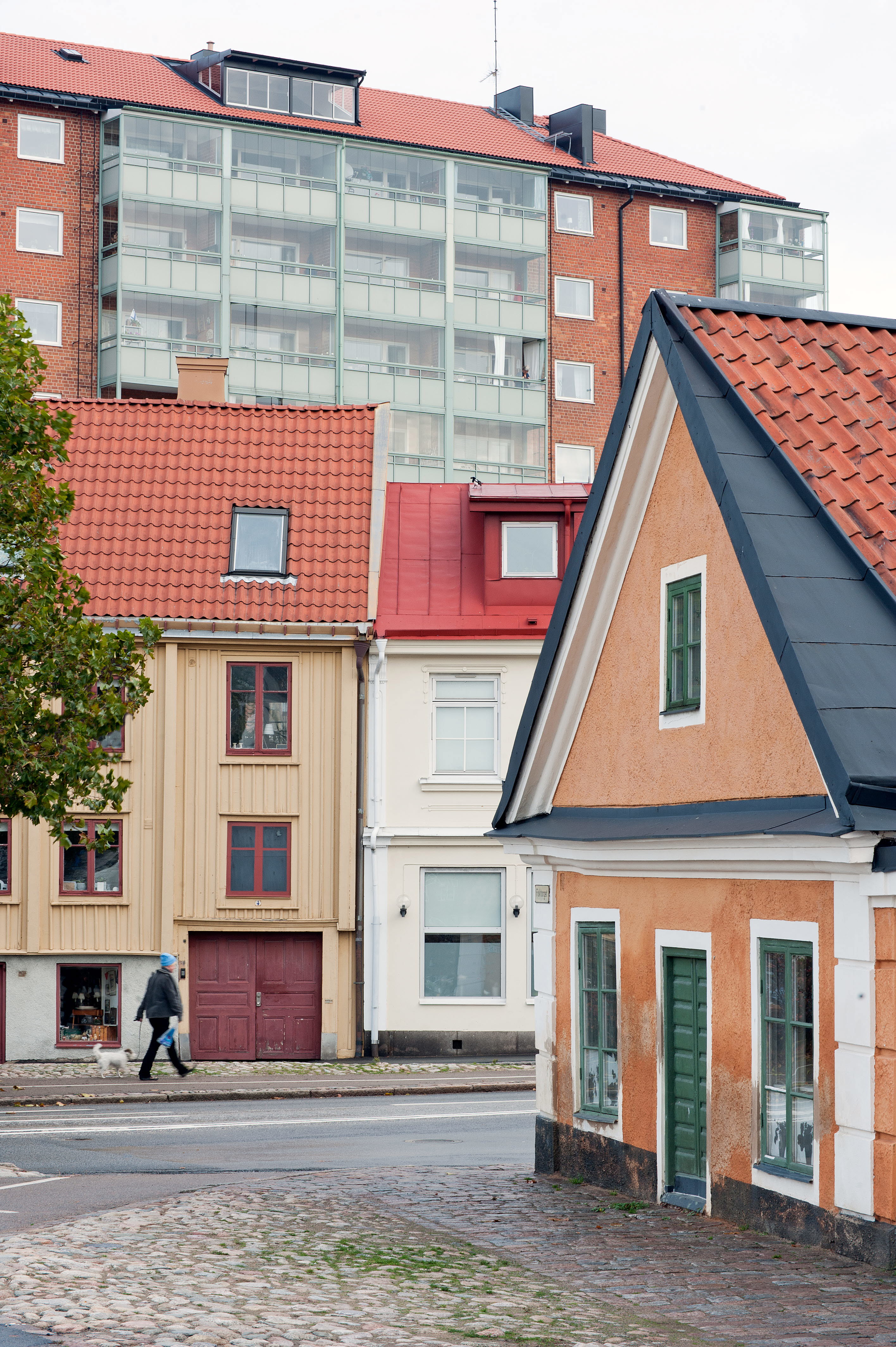 Äldre bebyggelse blandad med nyare.