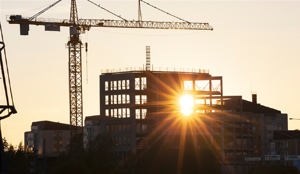 Byggkran och bygge av flerbostadshus. Foto: Scandinav 