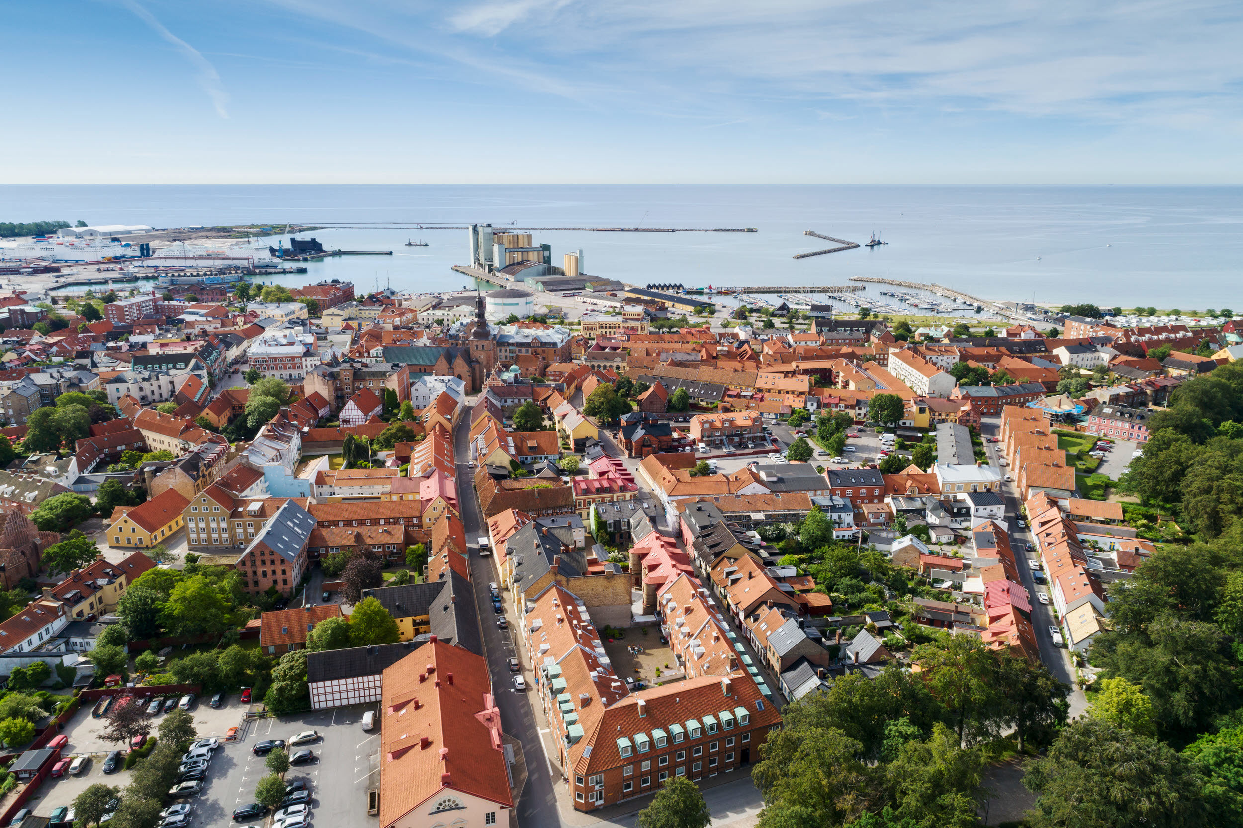 Flygfoto över stad med utsikt över havet.