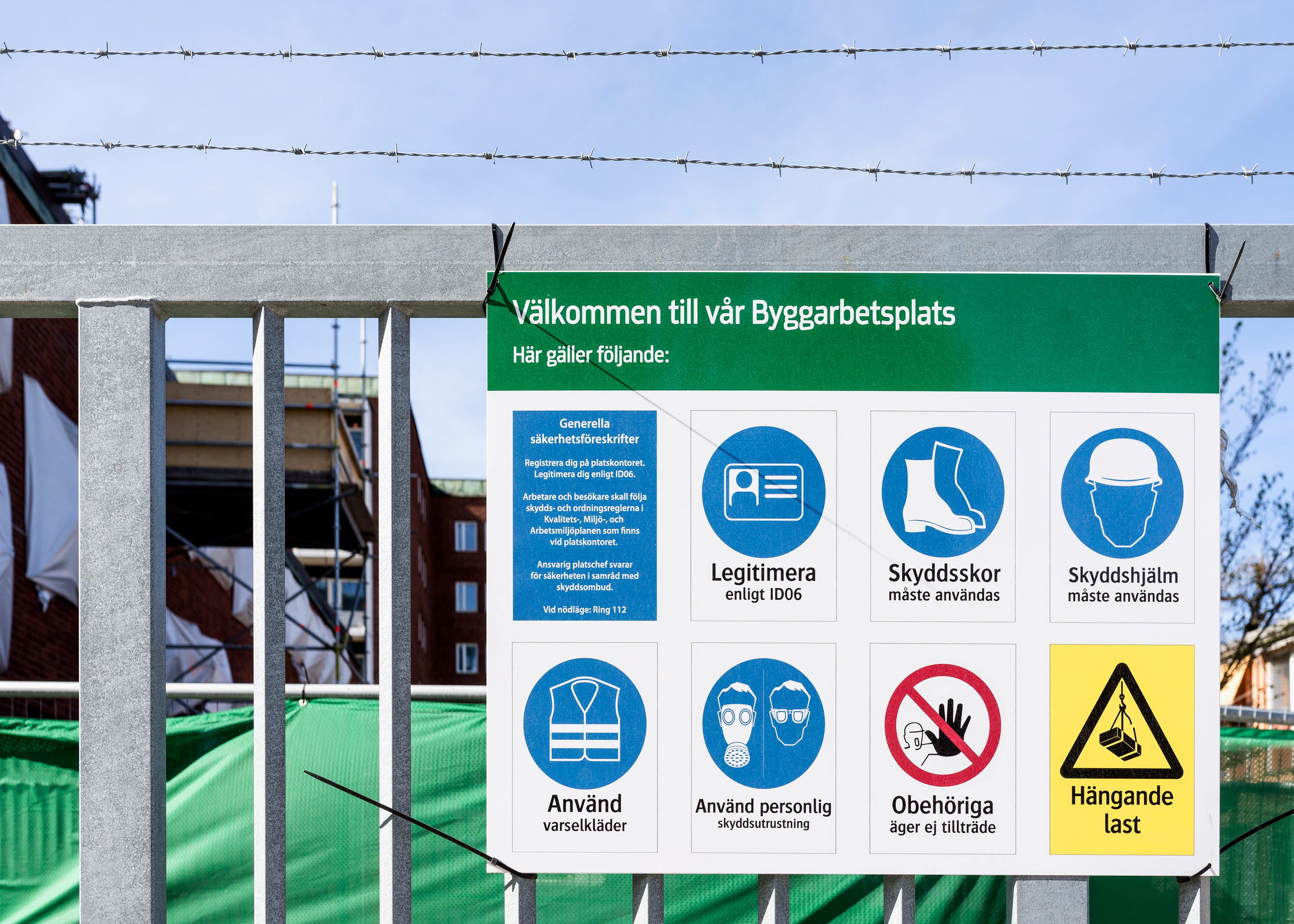 Foto på entrén till en byggarbetsplats där det står vilken säkerhet man ska tänka på.