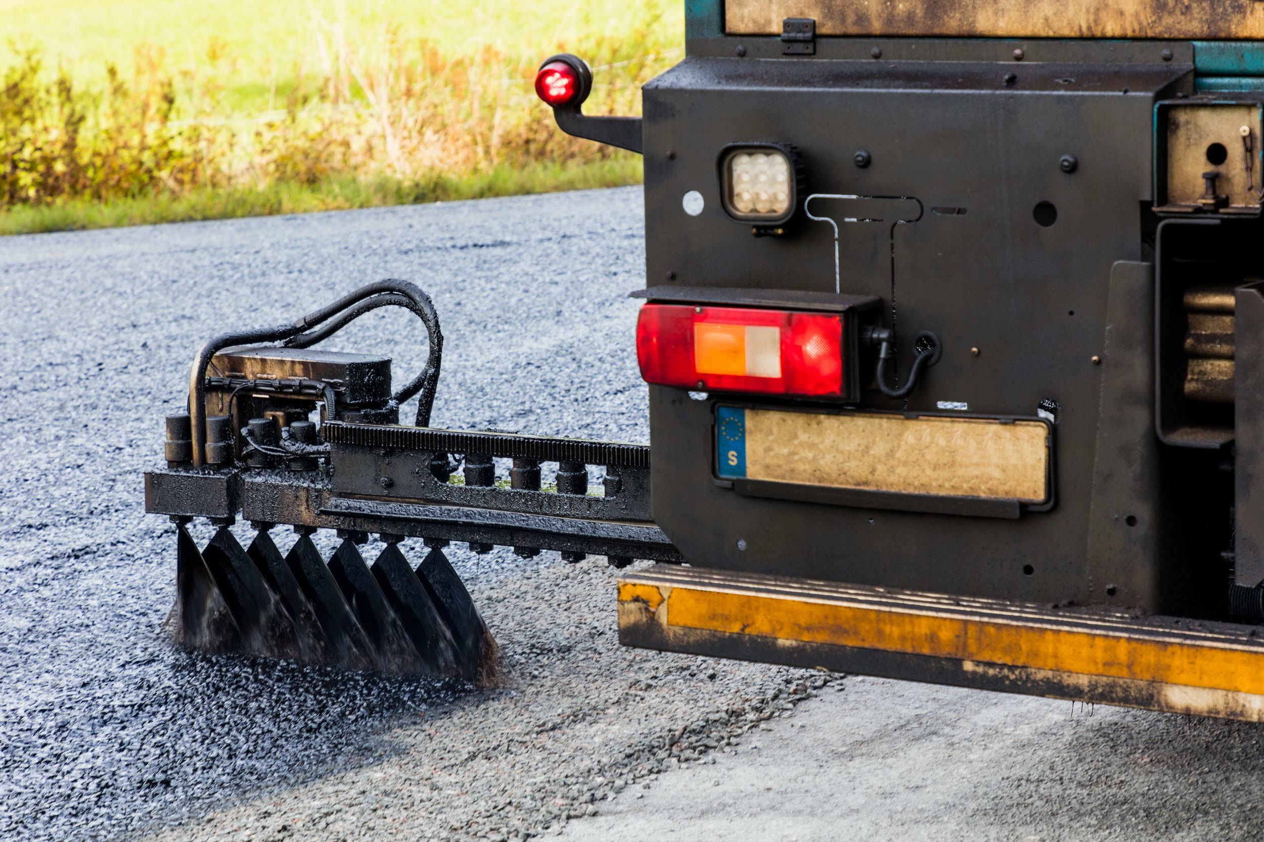 Asfaltsbeläggning av väg.