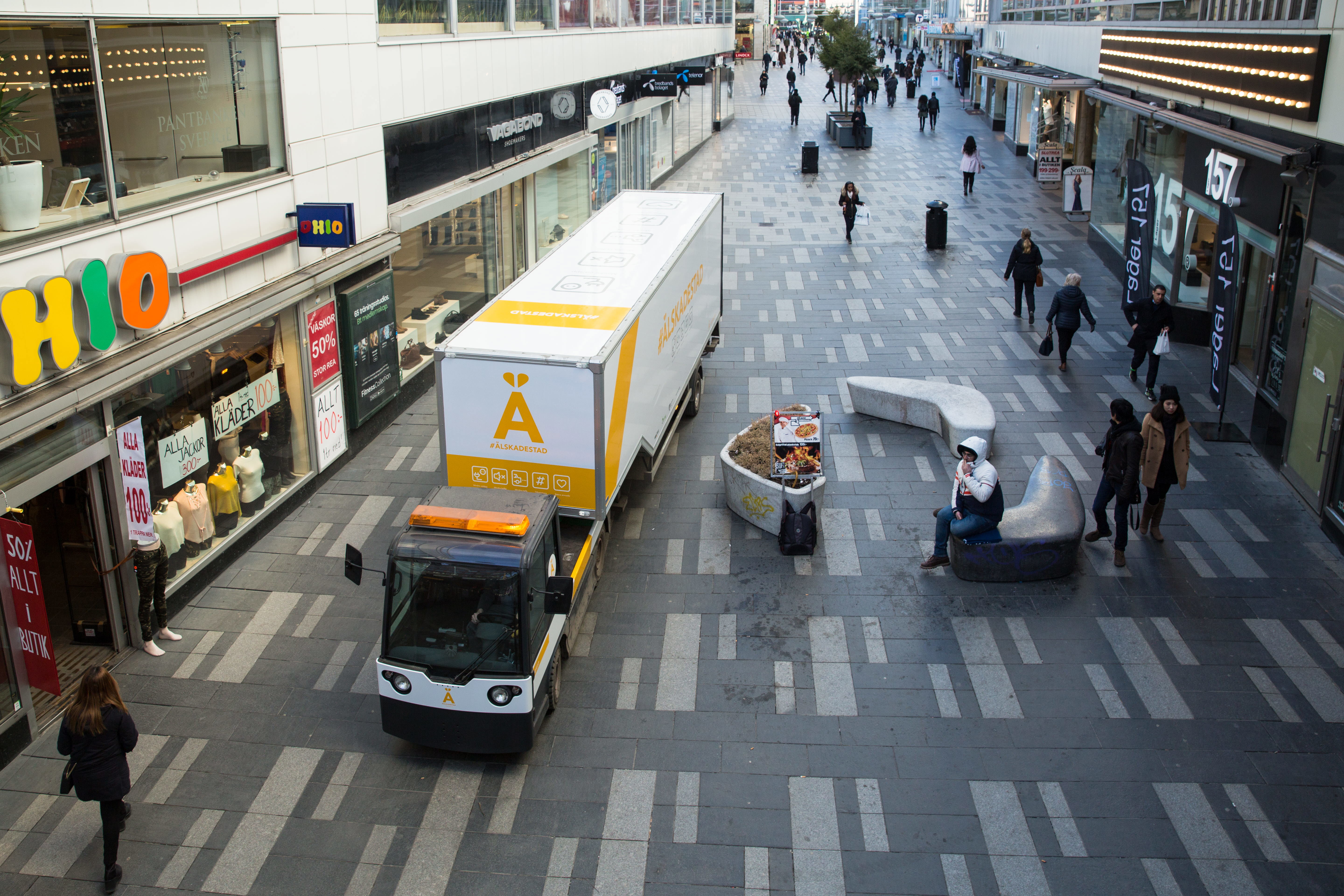 En lastbil på en stadsgata.