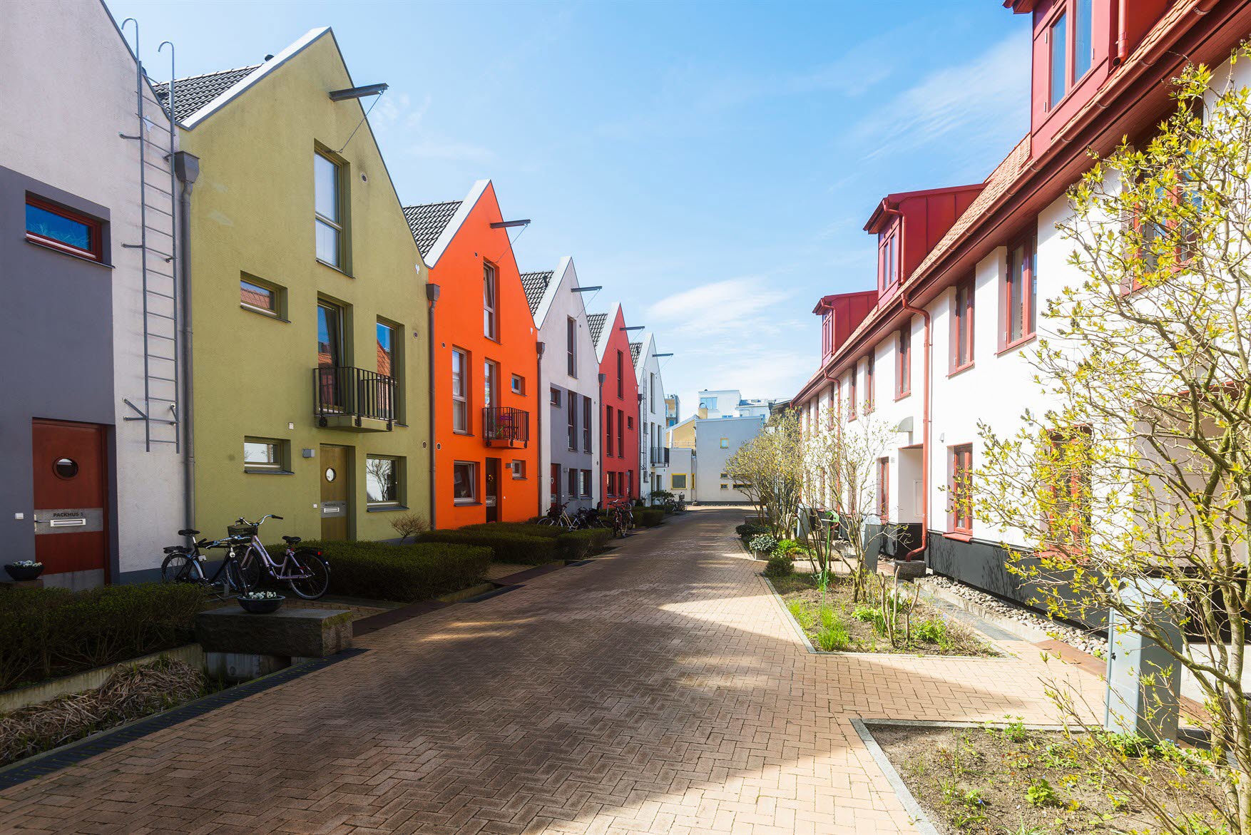 Flerbostadshus i olika färger på gata.