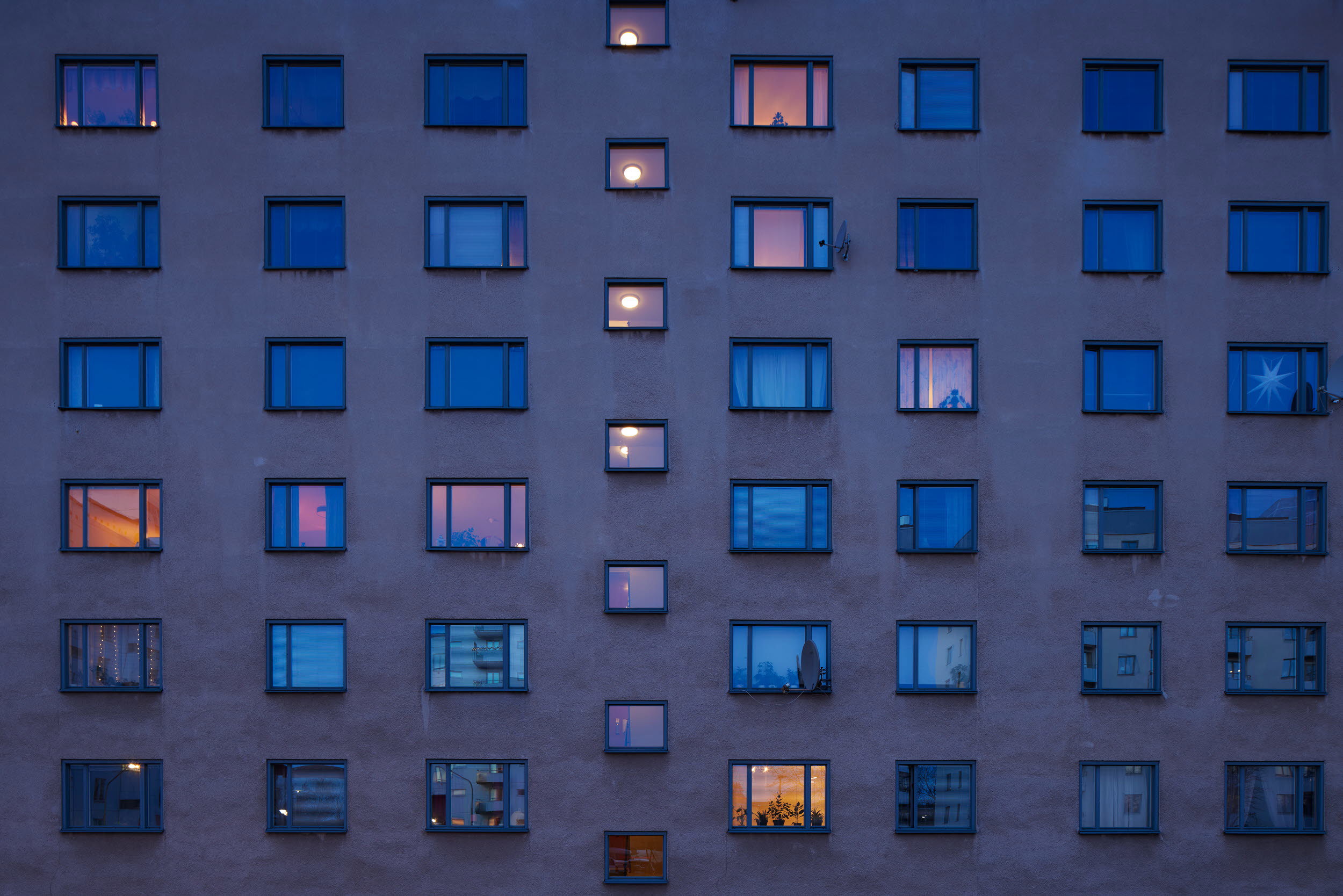 Fasaden på ett flerbostadshus med flera våningar. Foto: Scandinav bildbyrå