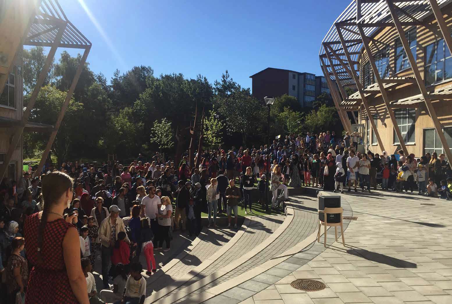 Foto på skolavslutning i strålande solsken framför Landamäreskolan.