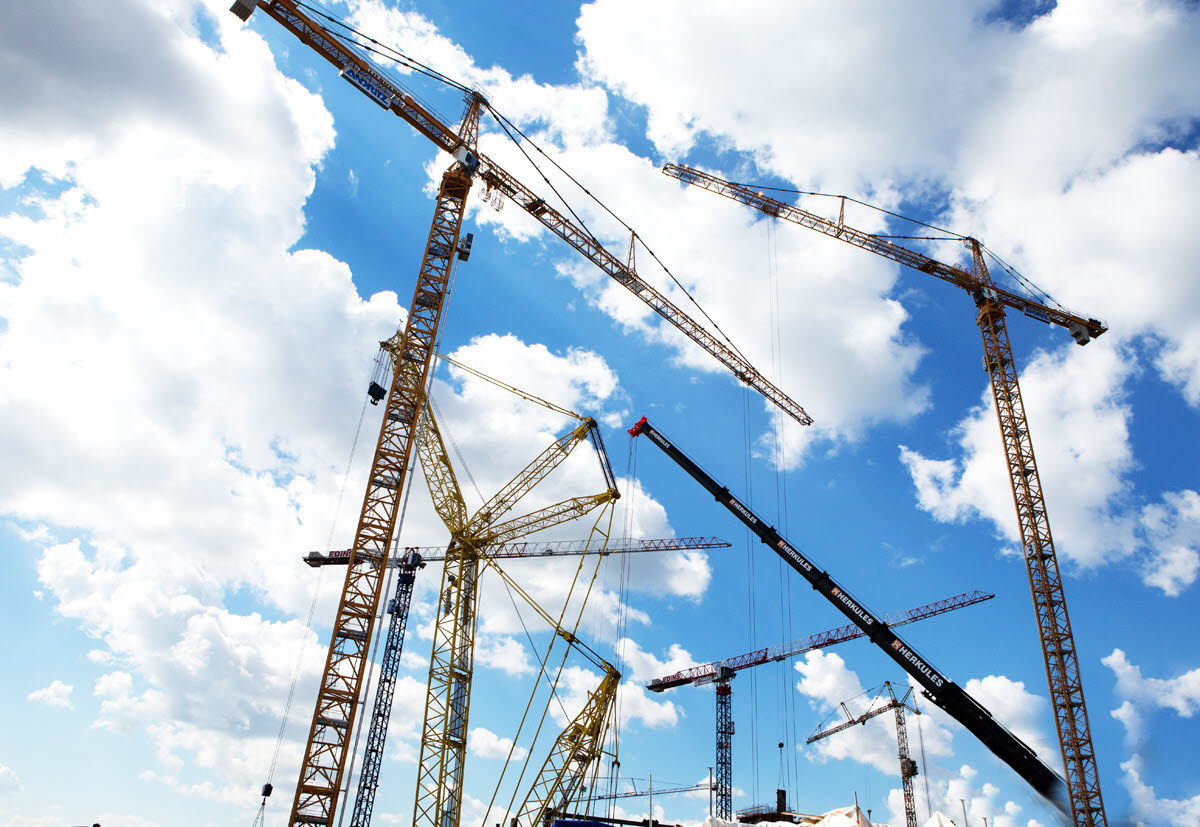 Byggkranar med himmel i bakgrunden